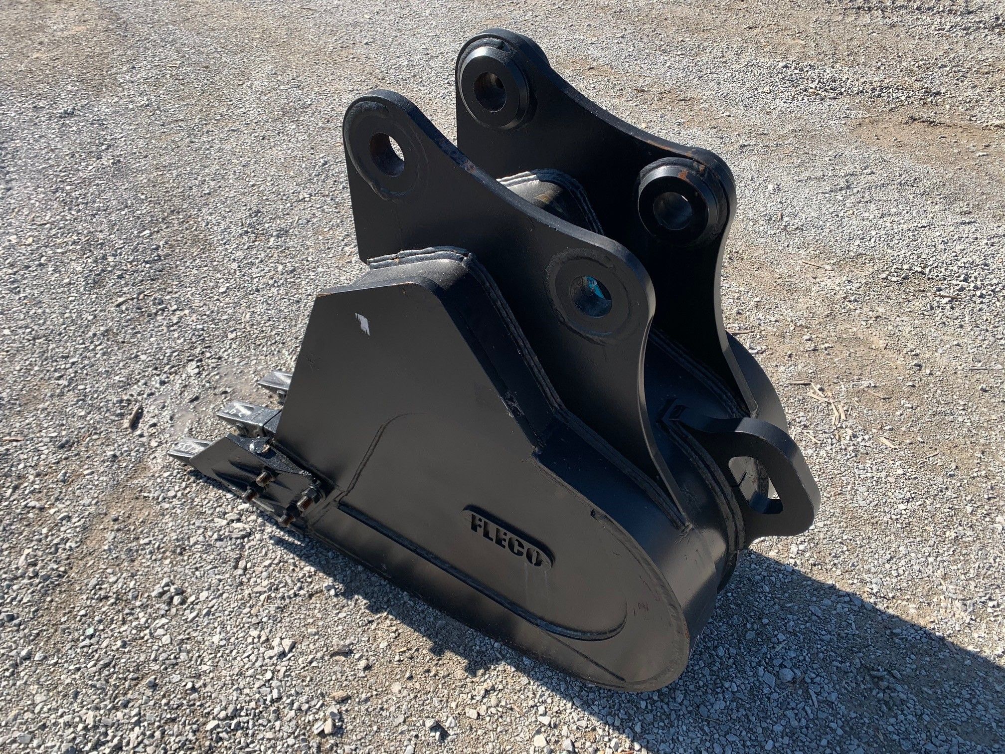 24" BUCKET W/ SIDE CUTTERS FOR SY135C Photo 1 Thumbnail