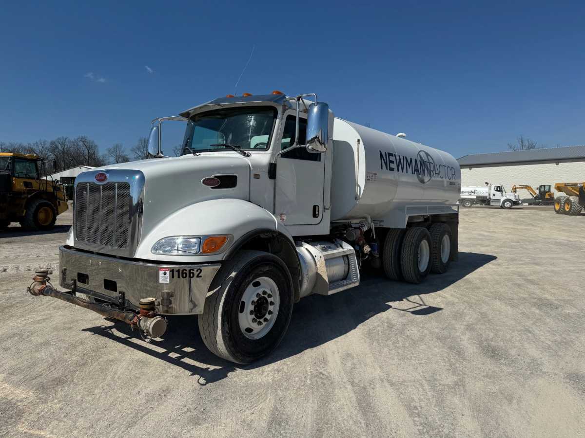 2022 PETERBILT PETERBILT 348 WATER TRUCK Photo 1
