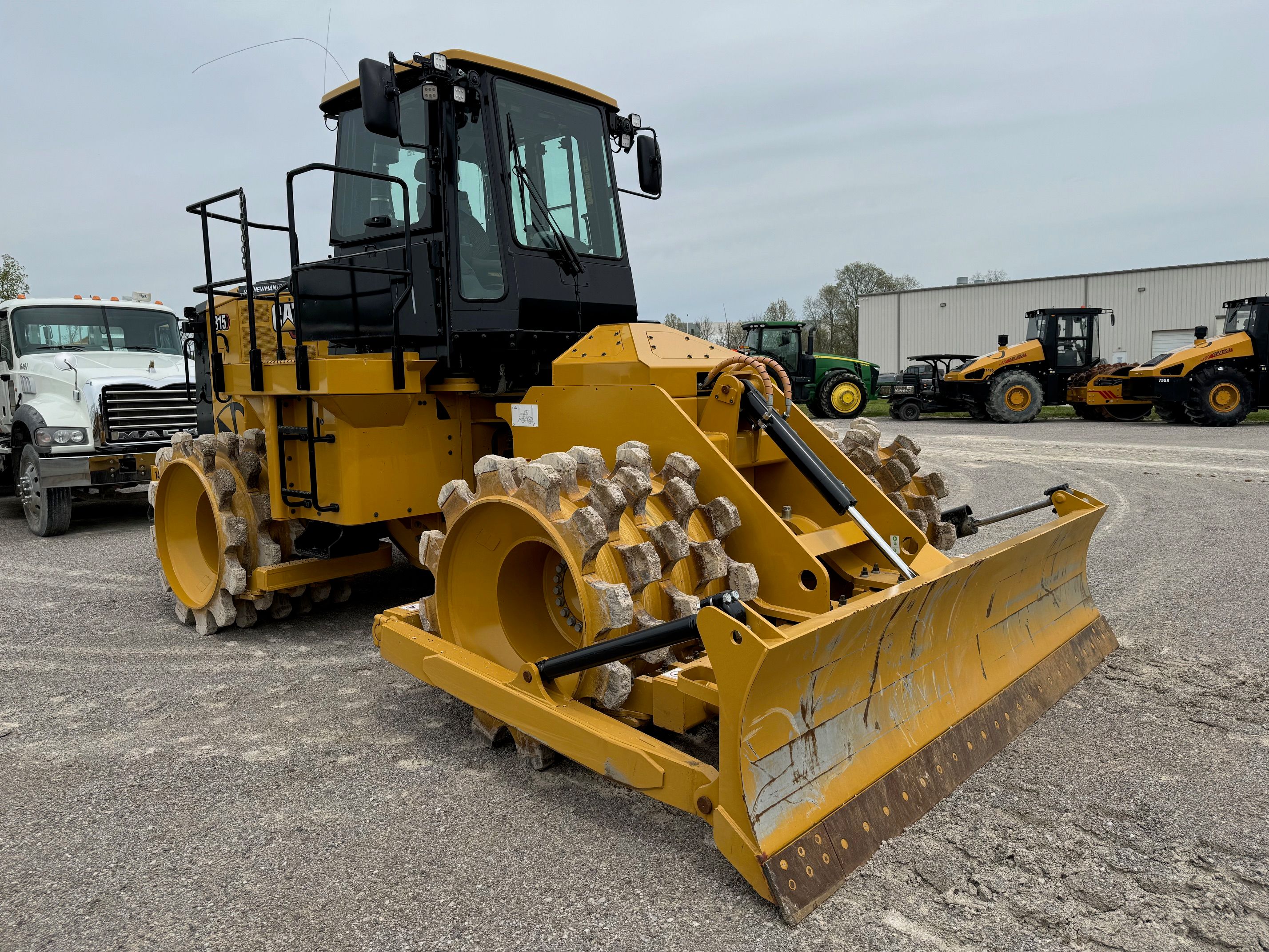 2023 CAT 815 Photo 4 Thumbnail