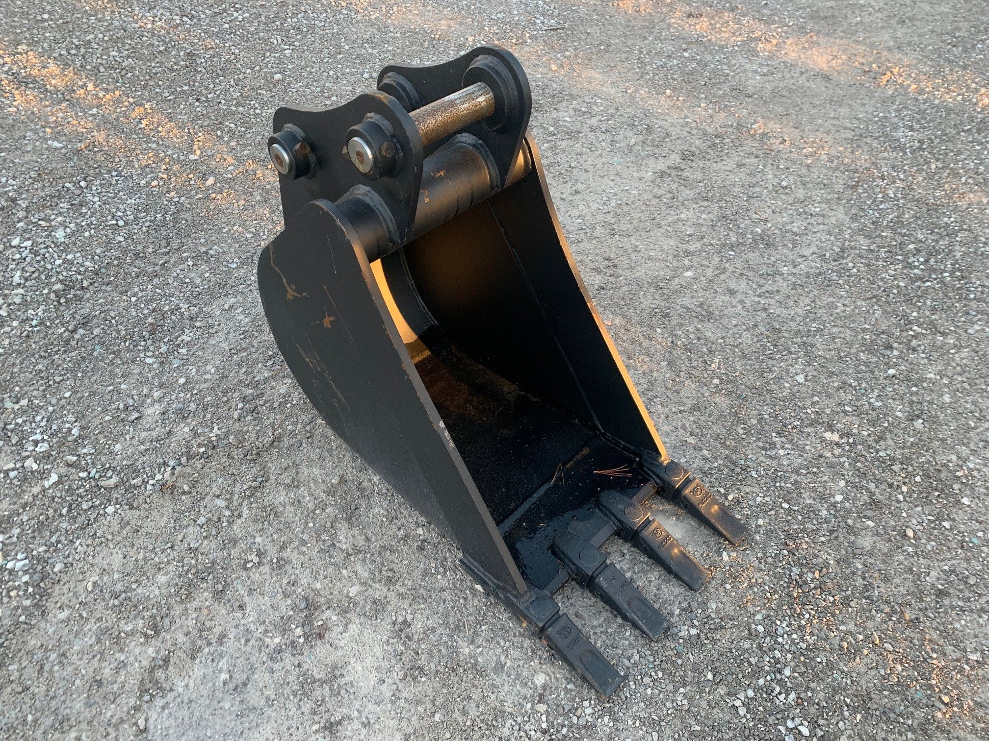 18" BUCKET FOR SY60C Photo 3 Thumbnail