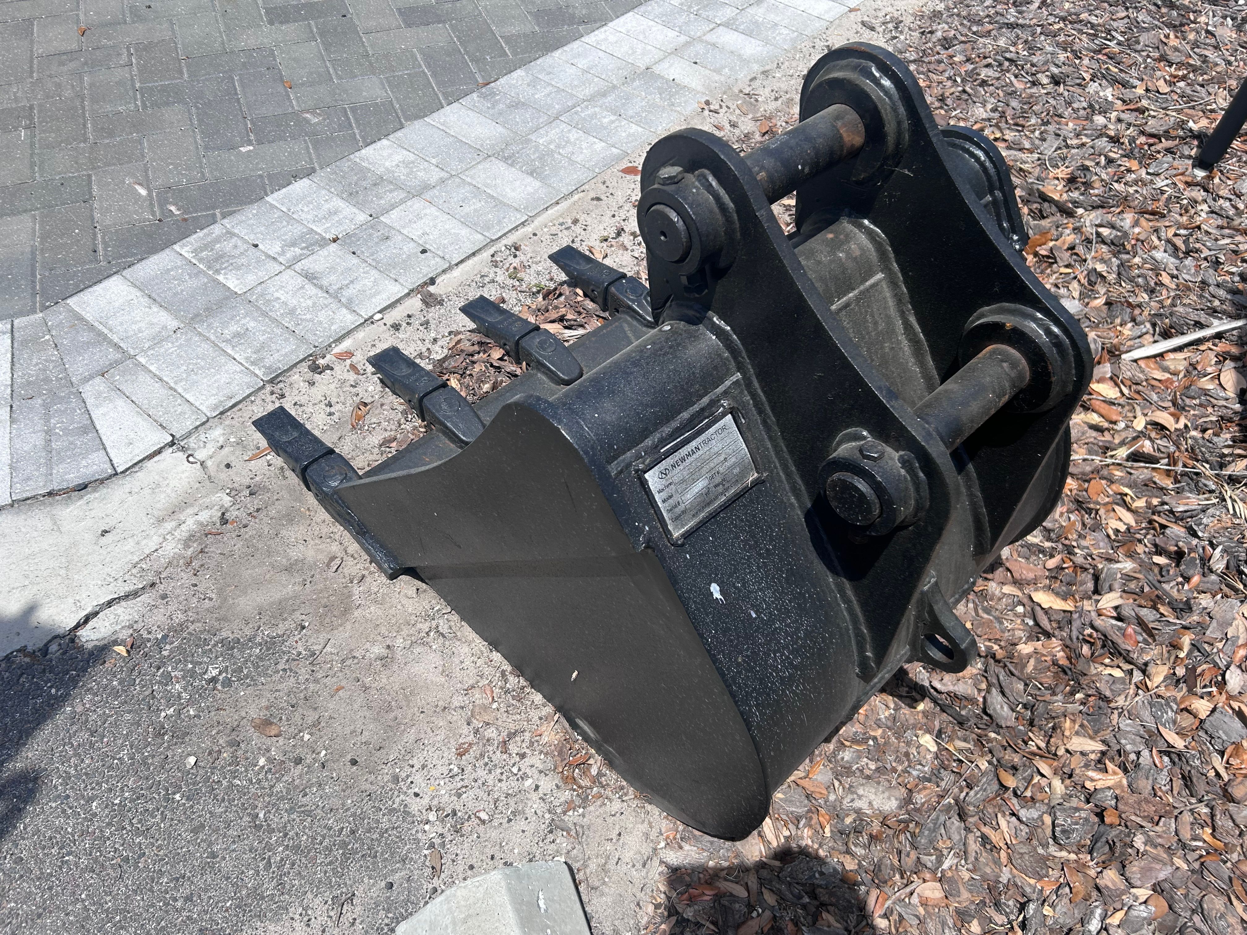 24" BUCKET FOR SY50U Photo 2 Thumbnail