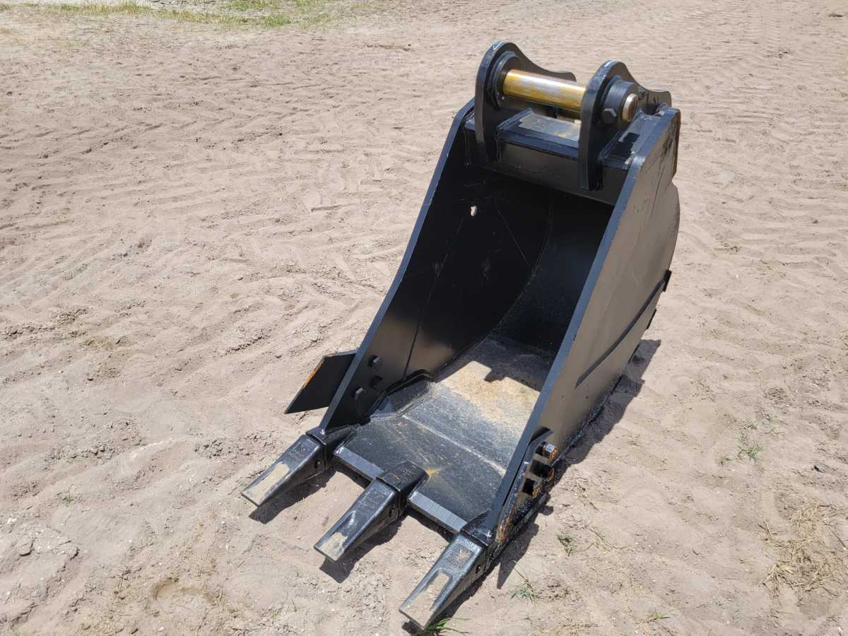 24" EXCAVATOR DIGGING BUCKET FOR SY135C Photo 1