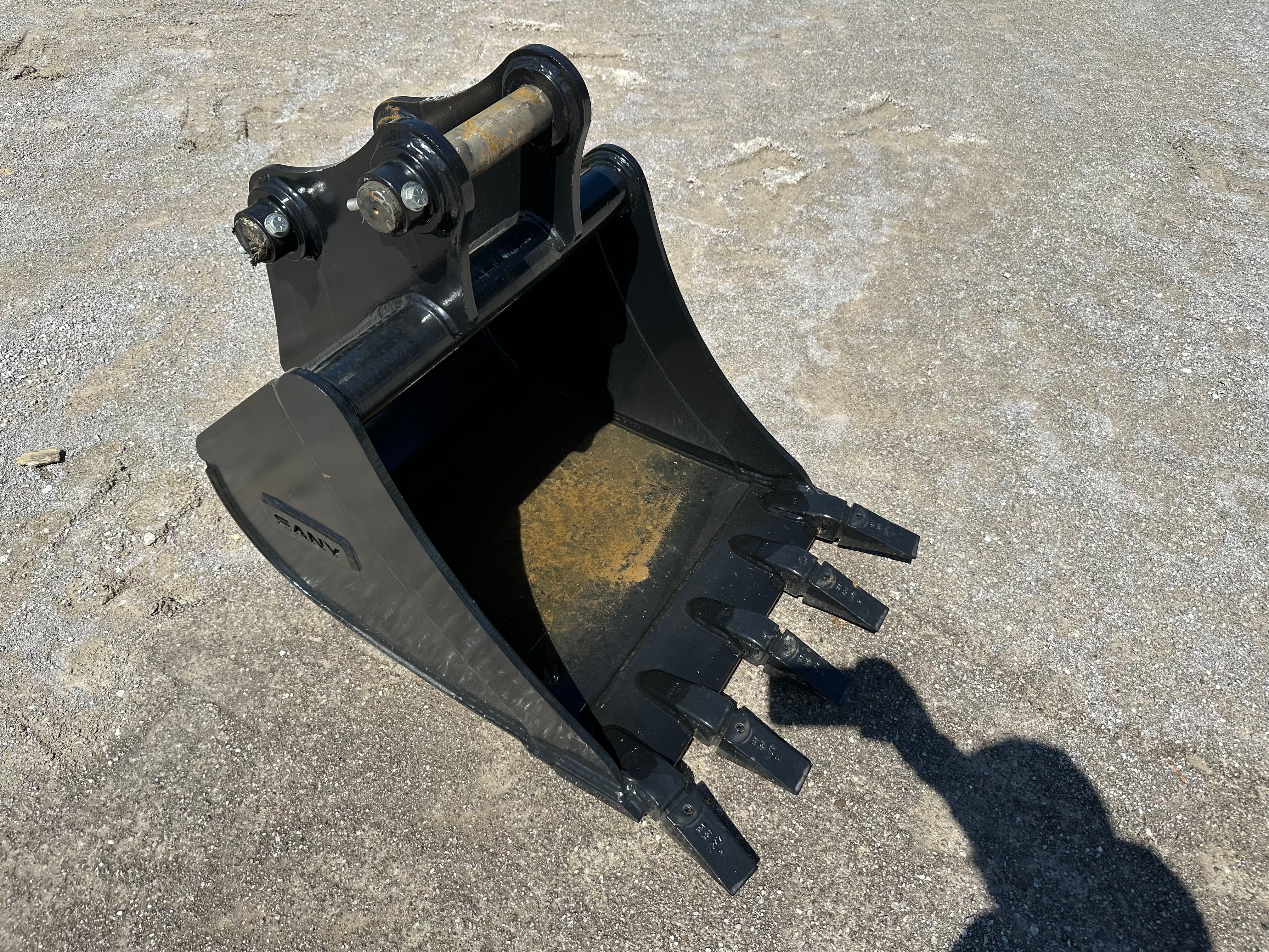 24" BUCKET FOR SY60C Photo 2 Thumbnail