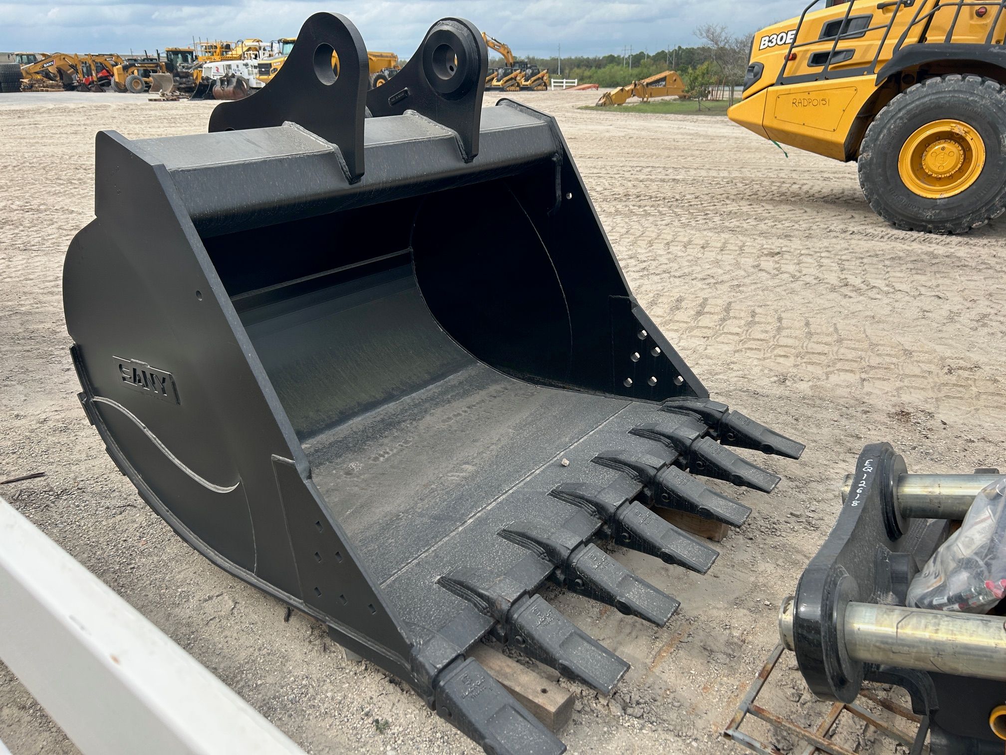 72" BUCKET FOR SY500H Photo 3 Thumbnail