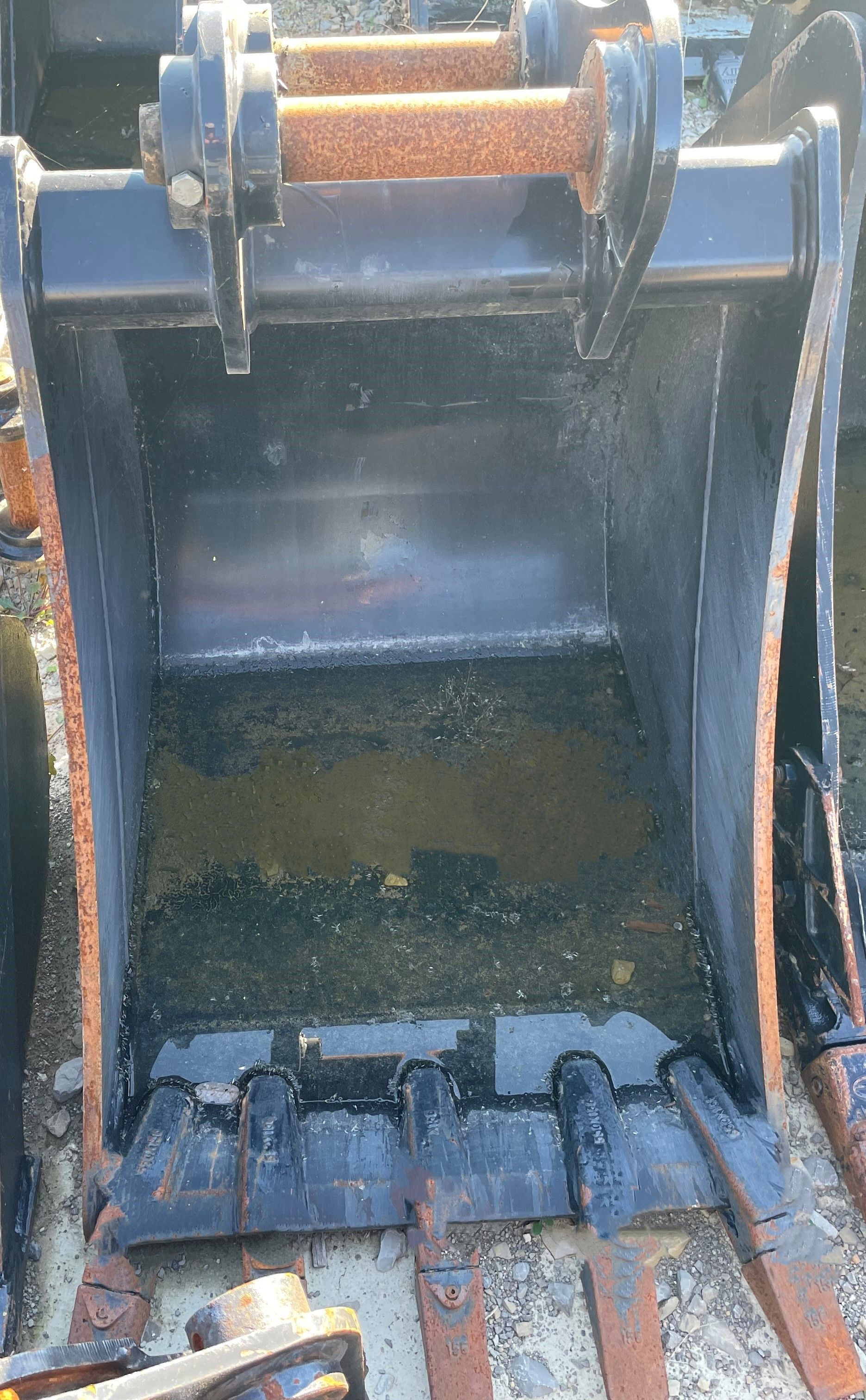 24" BUCKET FOR SY75C Photo 2 Thumbnail