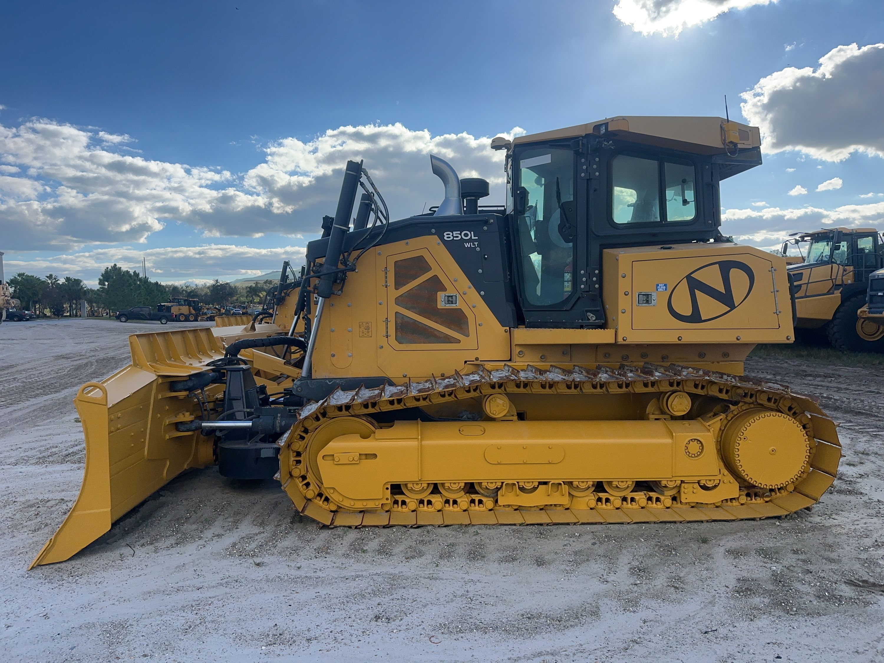 2023 JOHN DEERE 850L WLT Photo 6 Thumbnail