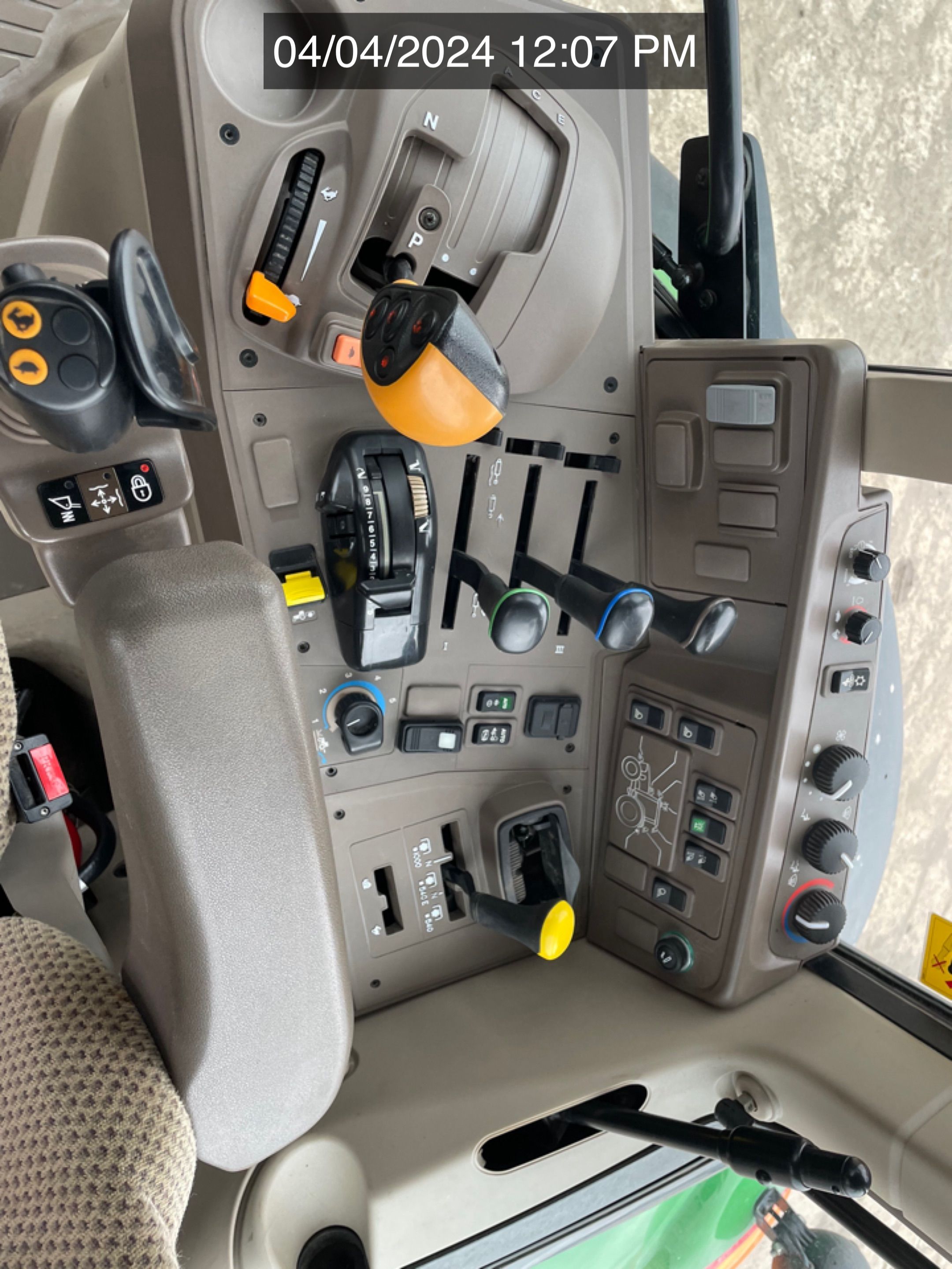 2017 JOHN DEERE 6195M Photo 6 Thumbnail