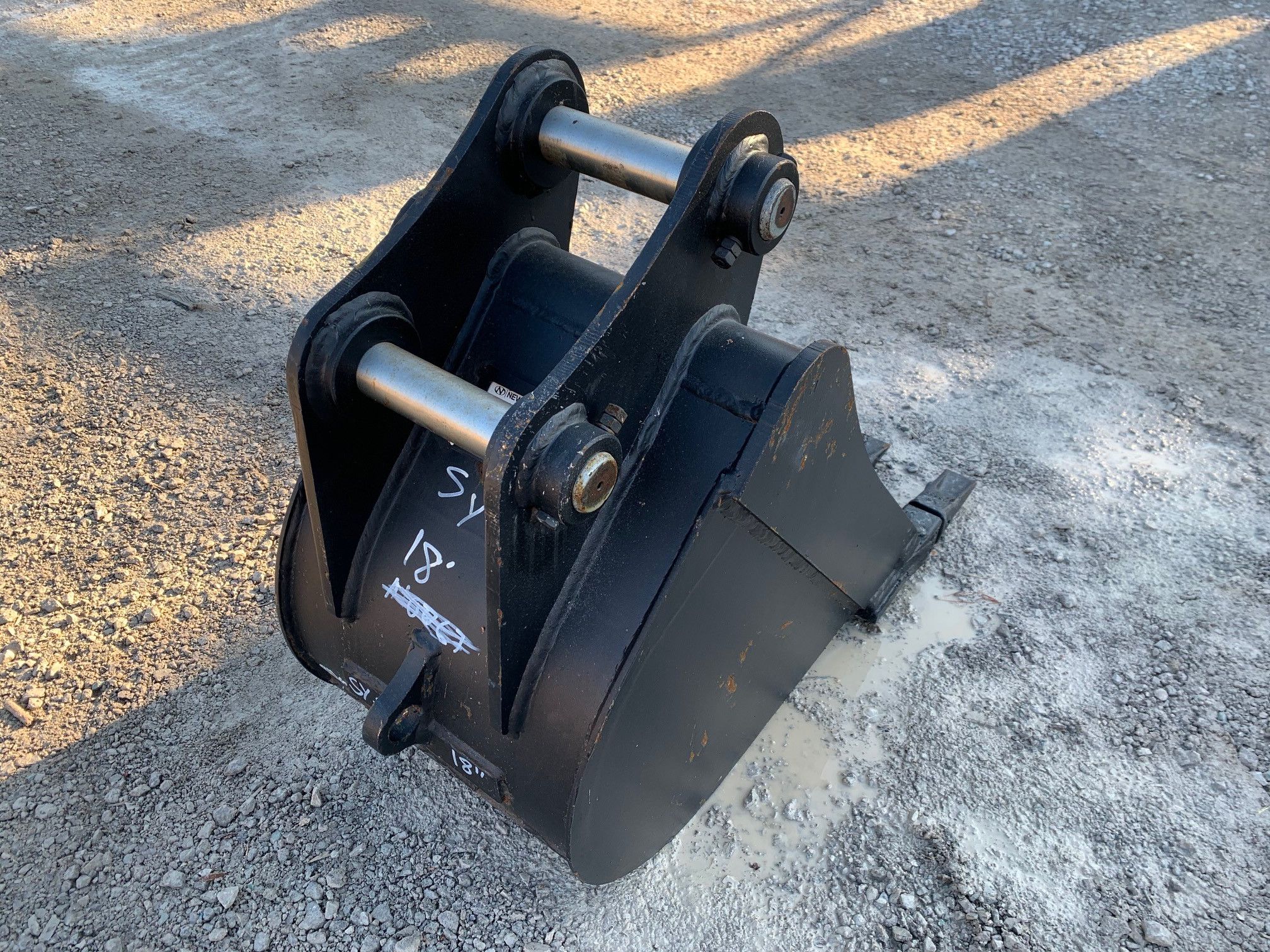 18" BUCKET FOR SY50U Photo 2 Thumbnail