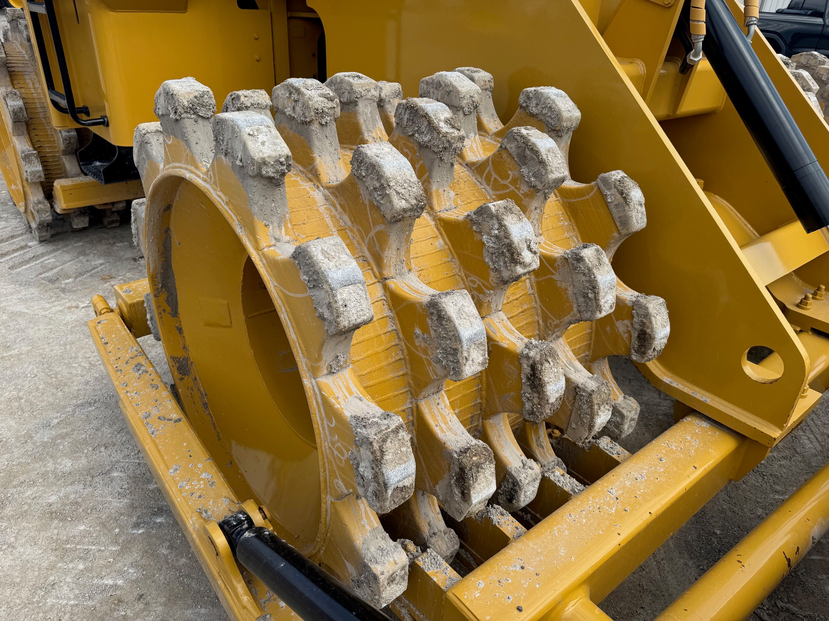 2019 CAT 815K Photo 7 Thumbnail