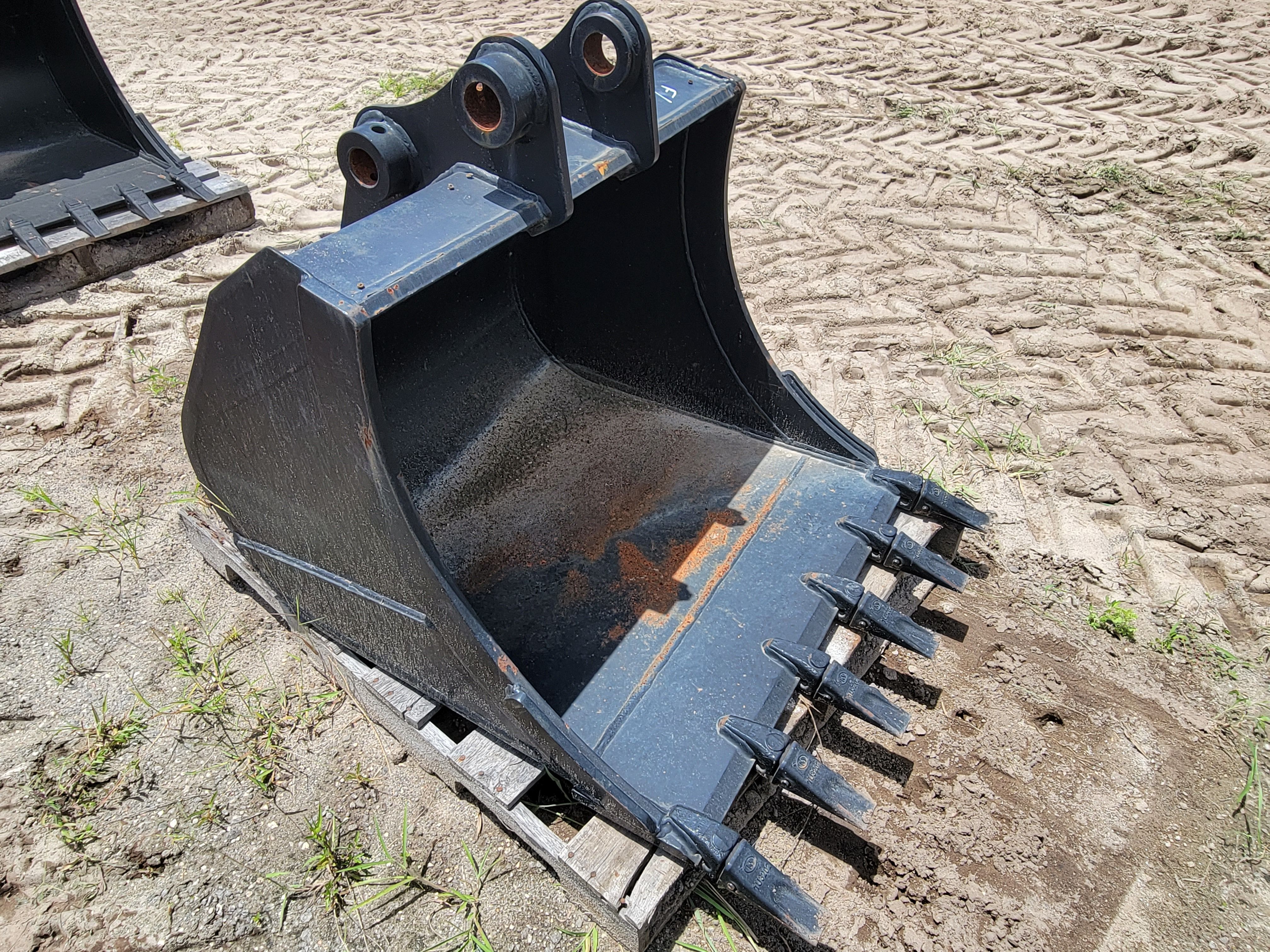 36" BUCKET FOR SY60C Photo 2 Thumbnail