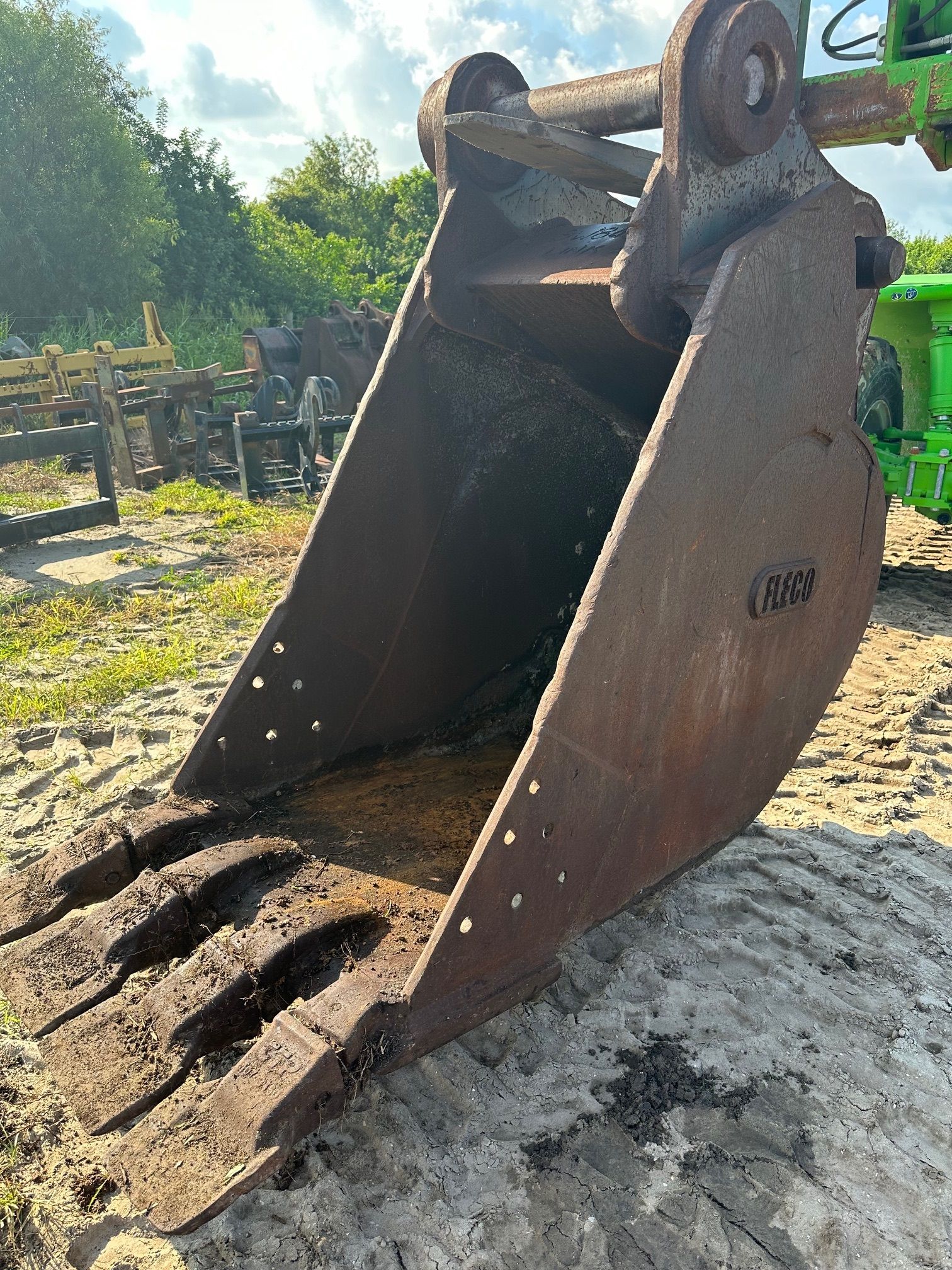 32" EXCAVATOR BUCKET FOR CAT 345B Photo 2 Thumbnail