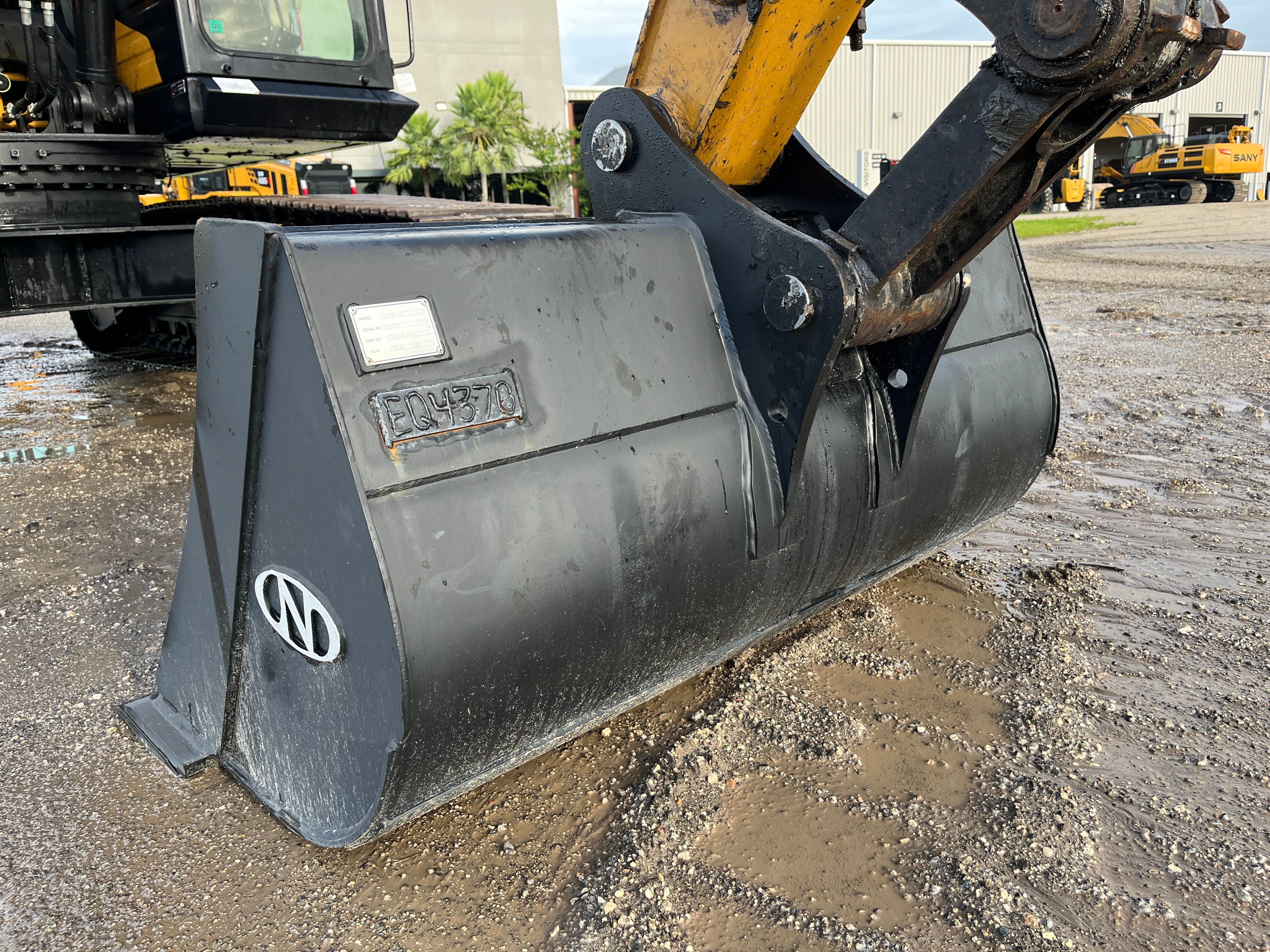 60" DC BUCKET FOR SY135C Photo 2 Thumbnail