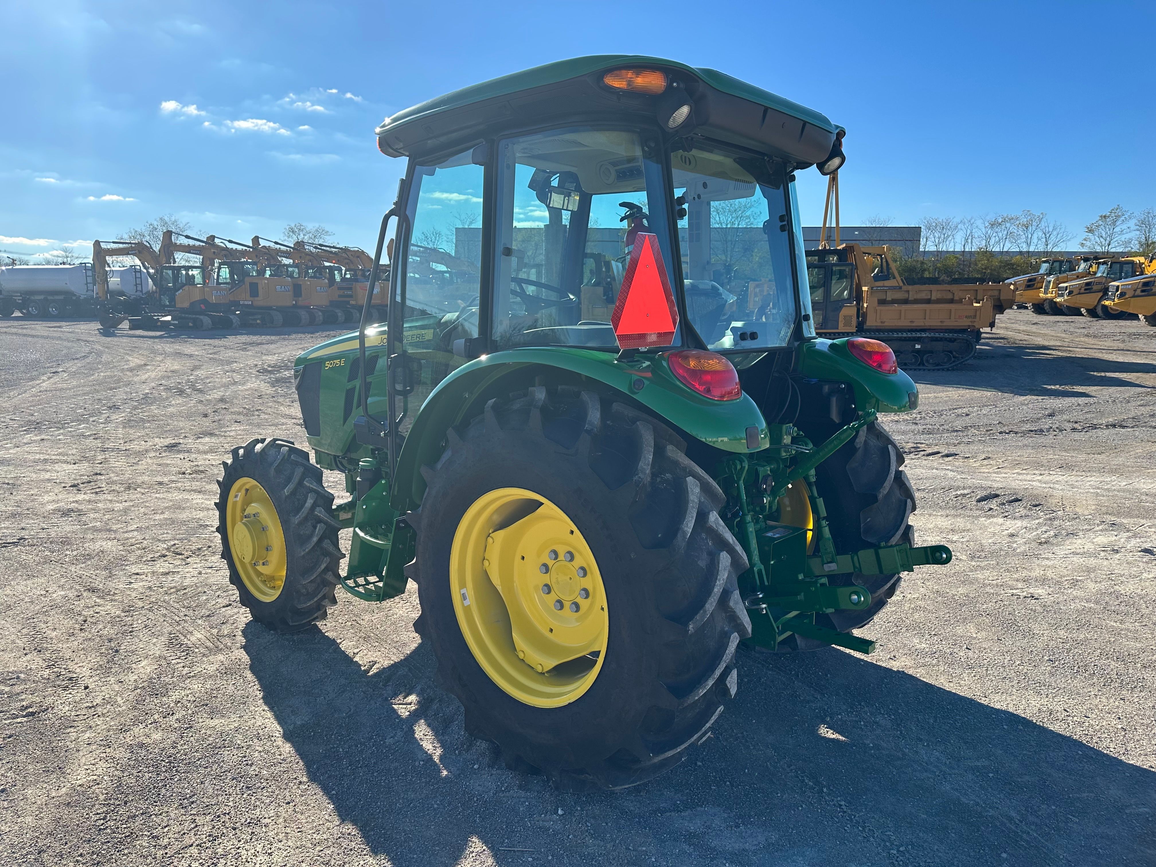 2022 JOHN DEERE 5075E Photo 3 Thumbnail