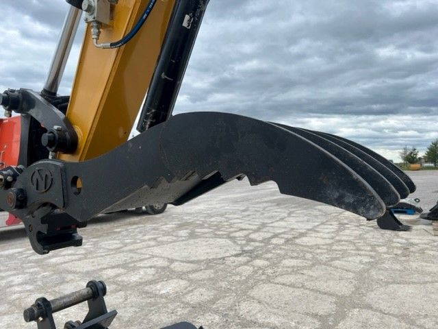 THUMB FOR SY135C (FOR USE W/ QUICK COUPLER) Photo 1 Thumbnail