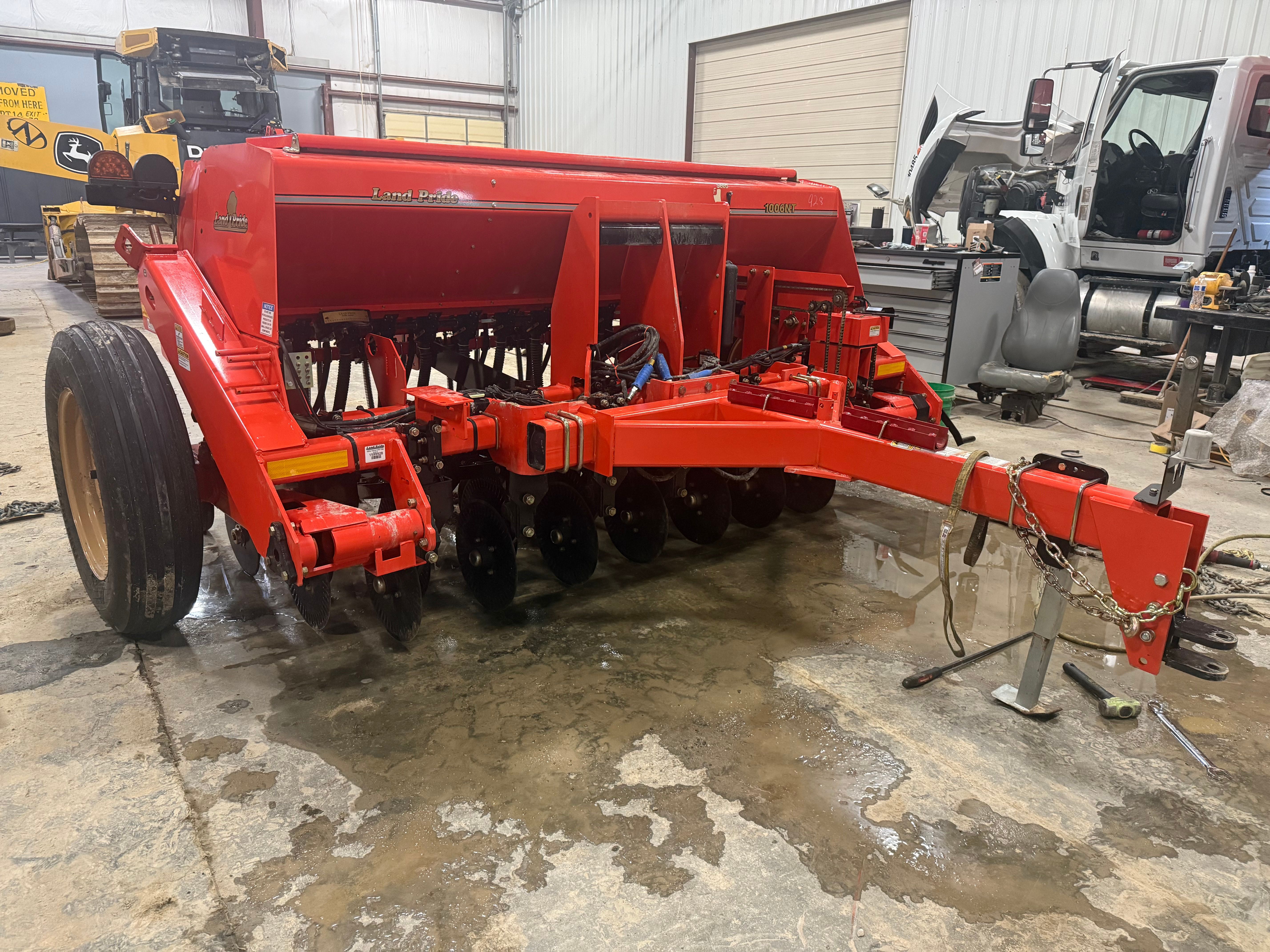 LAND PRIDE 1006NT NO TILL DRILL 10' Photo 2 Thumbnail