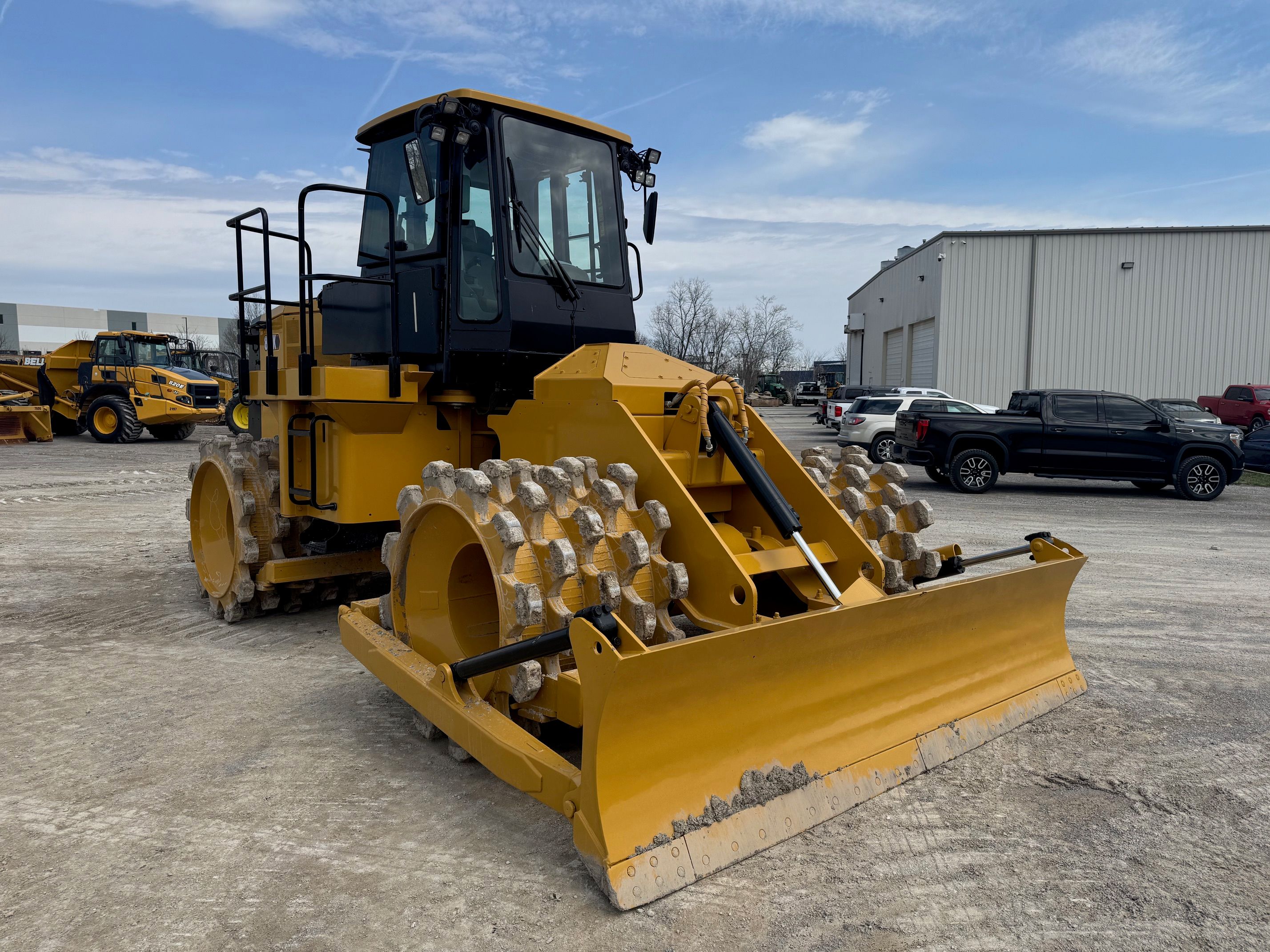 2019 CAT 815K Photo 6 Thumbnail