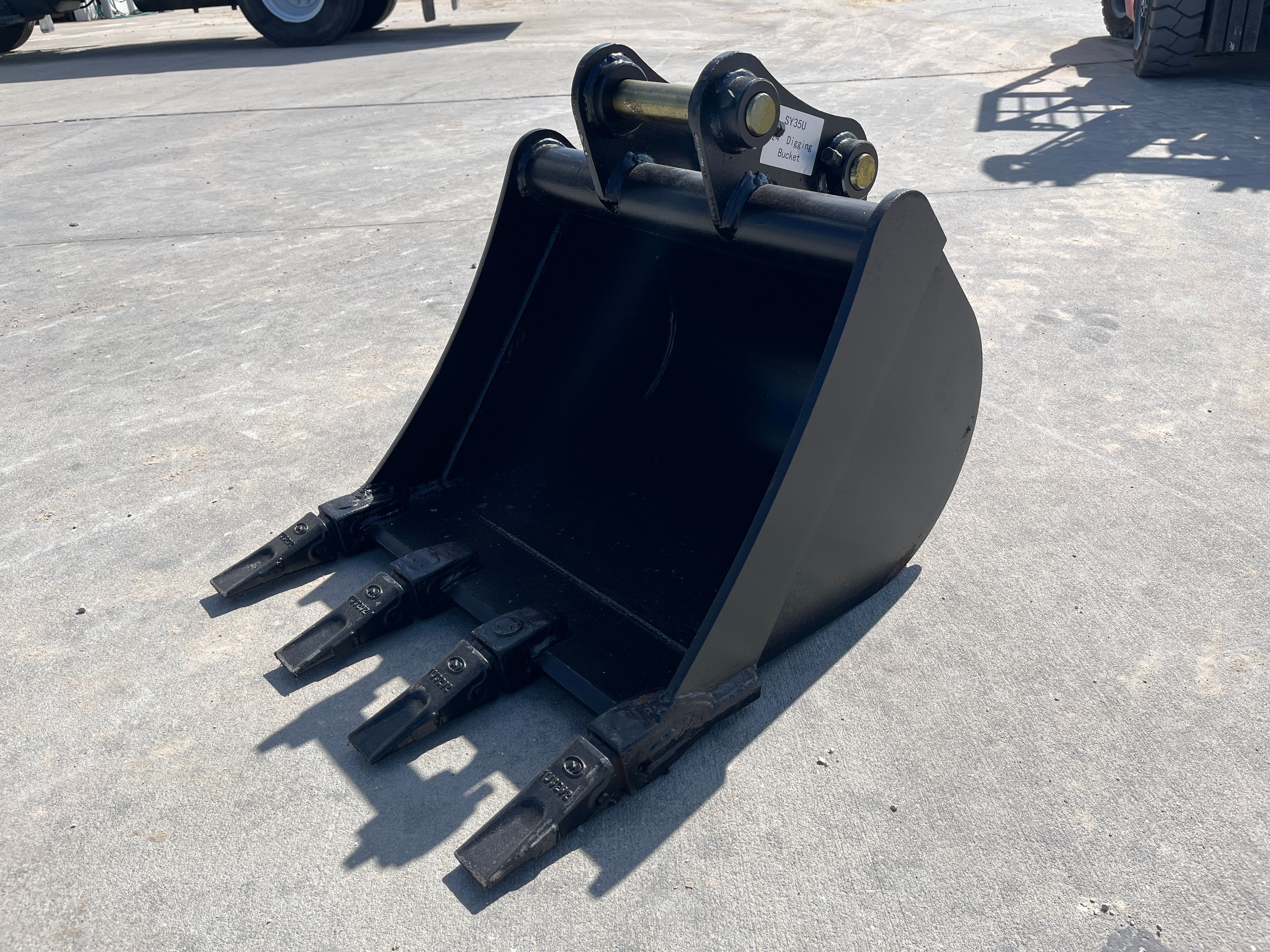 24" BUCKET FOR SY35U Photo 1 Thumbnail