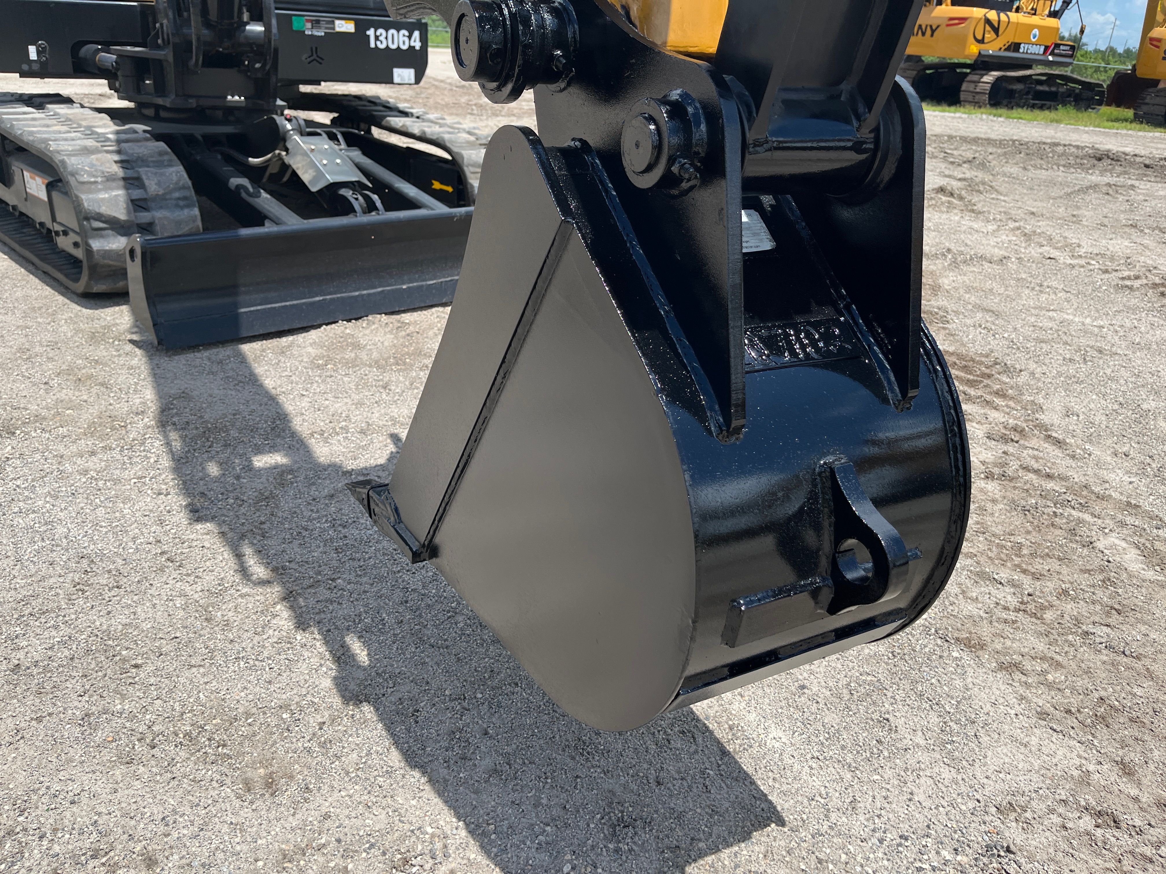 18" EXCAVATOR DIGGING BUCKET 50MM PIN Photo 2 Thumbnail