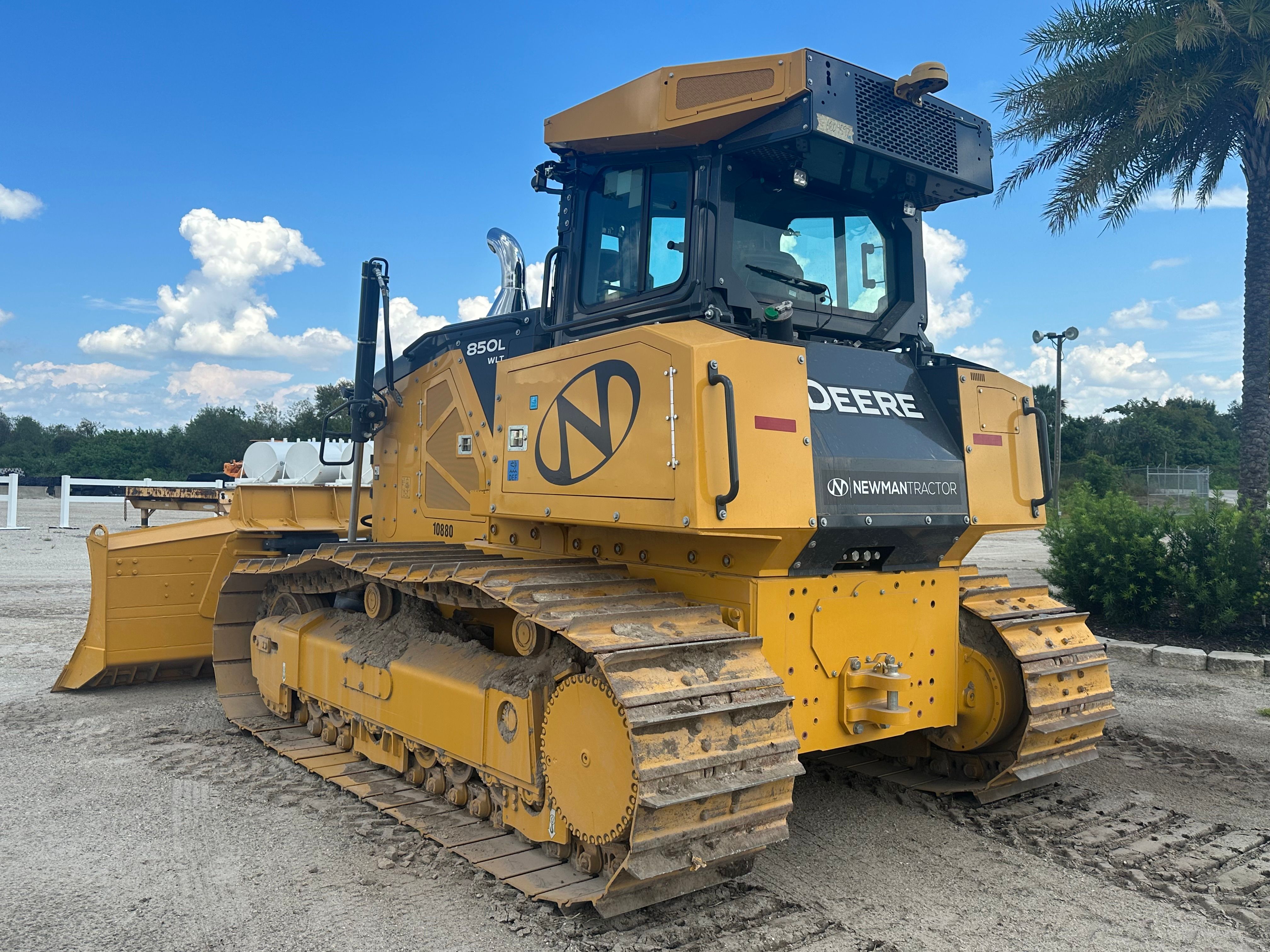 2023 JOHN DEERE 850L WLT Photo 3 Thumbnail