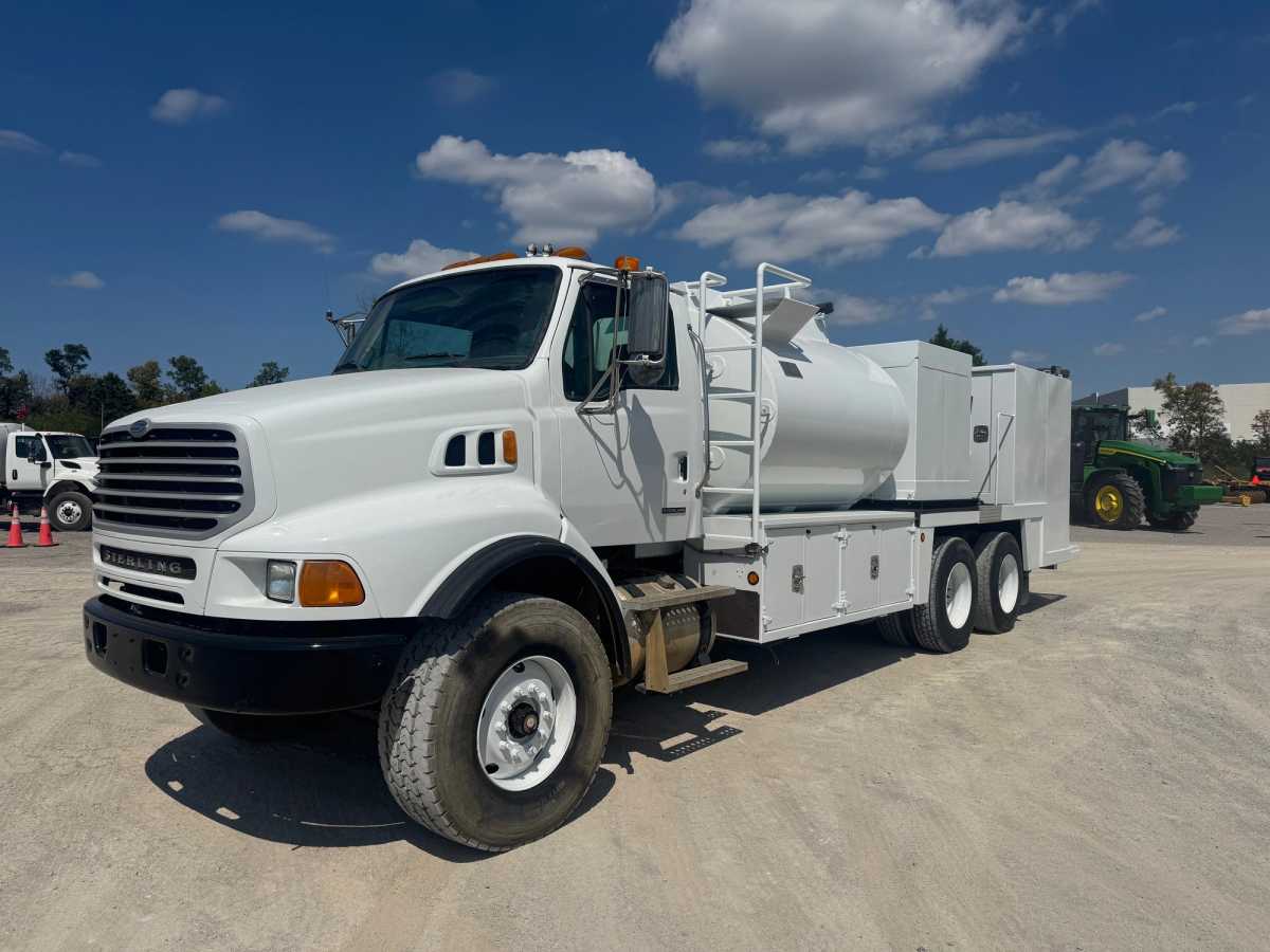 2007 STERLING STERLING LT8511 T/A FUEL AND LUBE TRUCK Photo 1