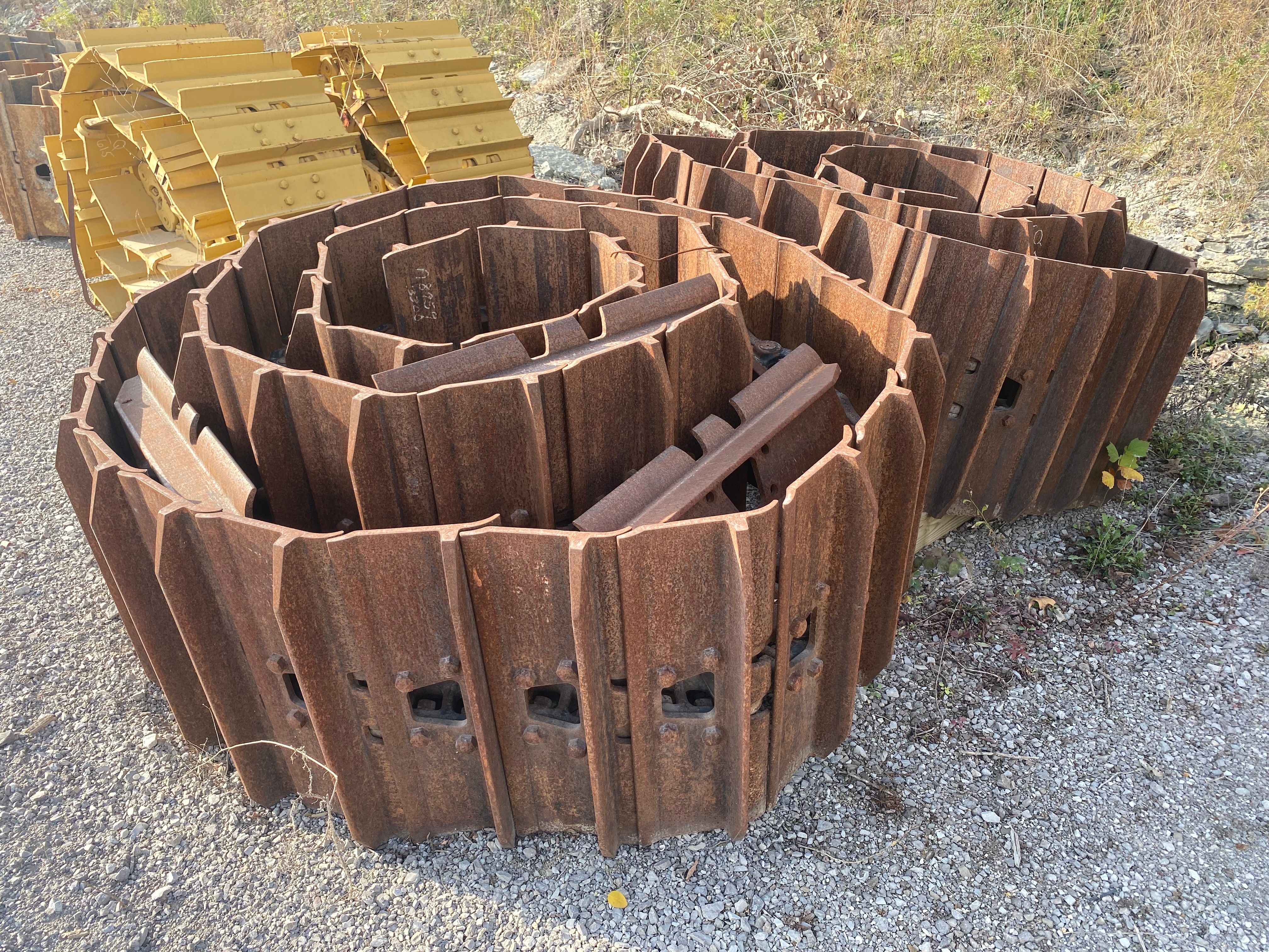 28" SINGLE GROUSER TRACK GROUP (330D) V-TRAC BRAND Photo 3 Thumbnail