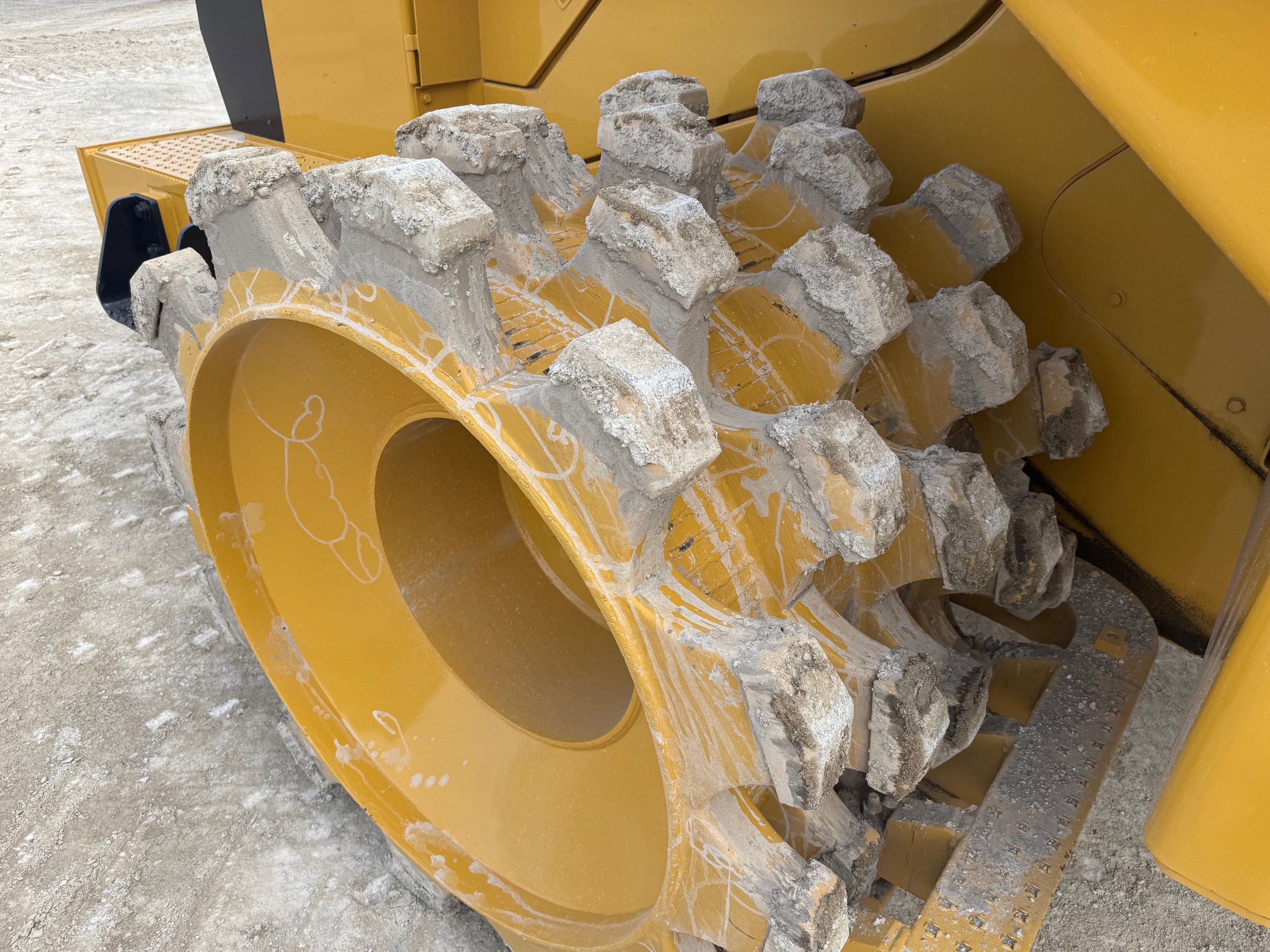 2019 CAT 815K Photo 8 Thumbnail