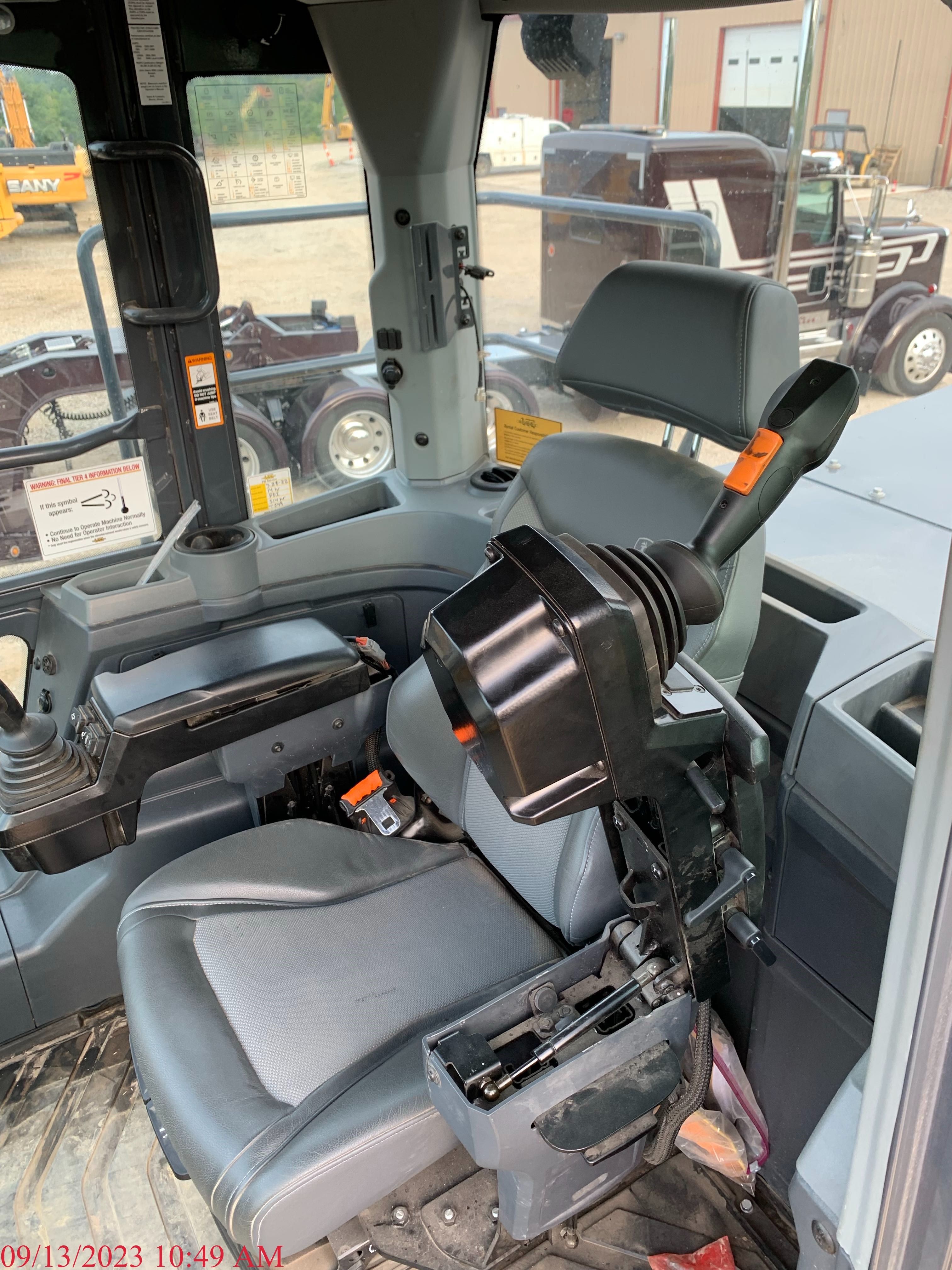 2022 JOHN DEERE 844L Photo 6 Thumbnail