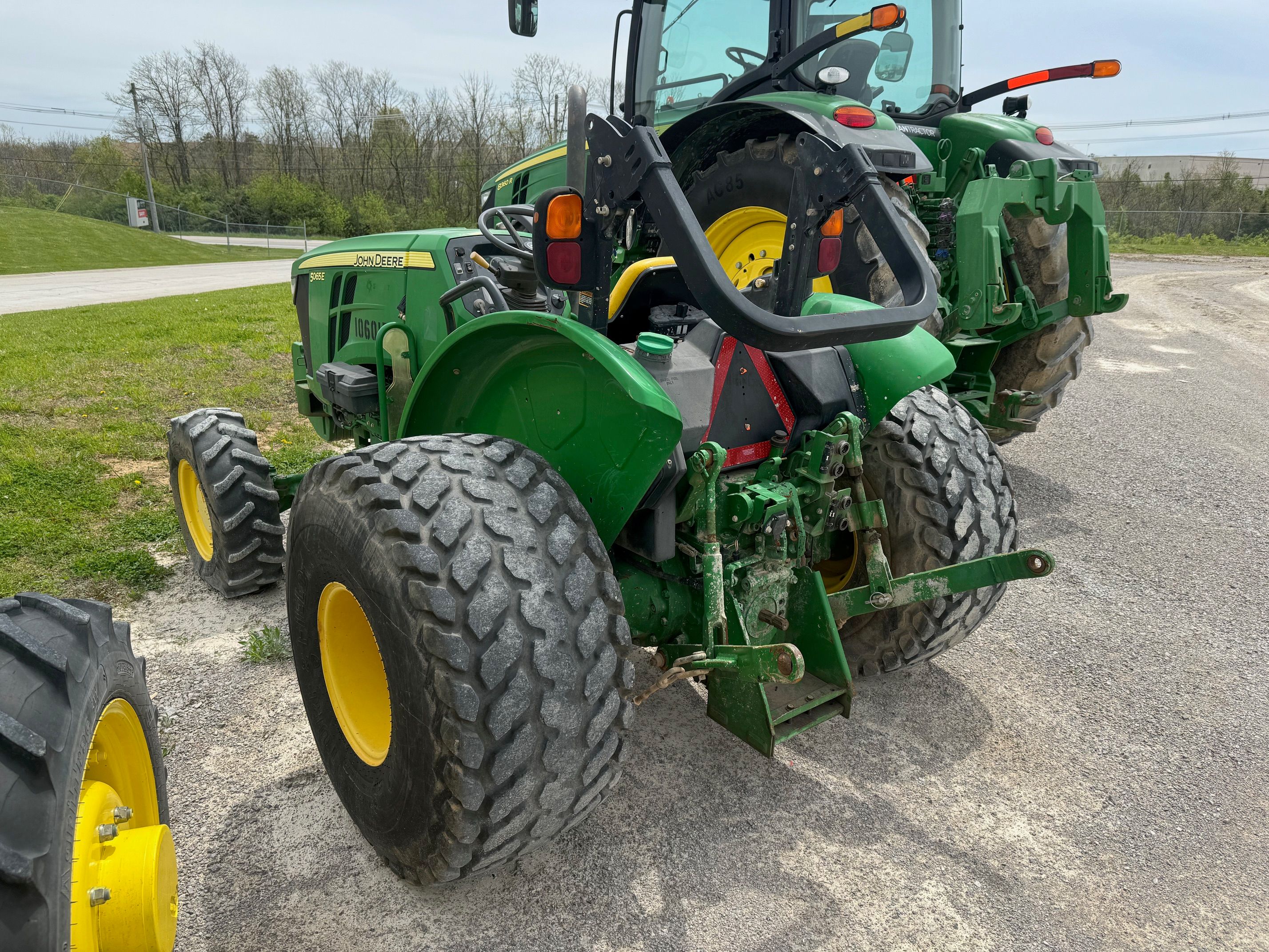 2017 JOHN DEERE 5065E Photo 2 Thumbnail