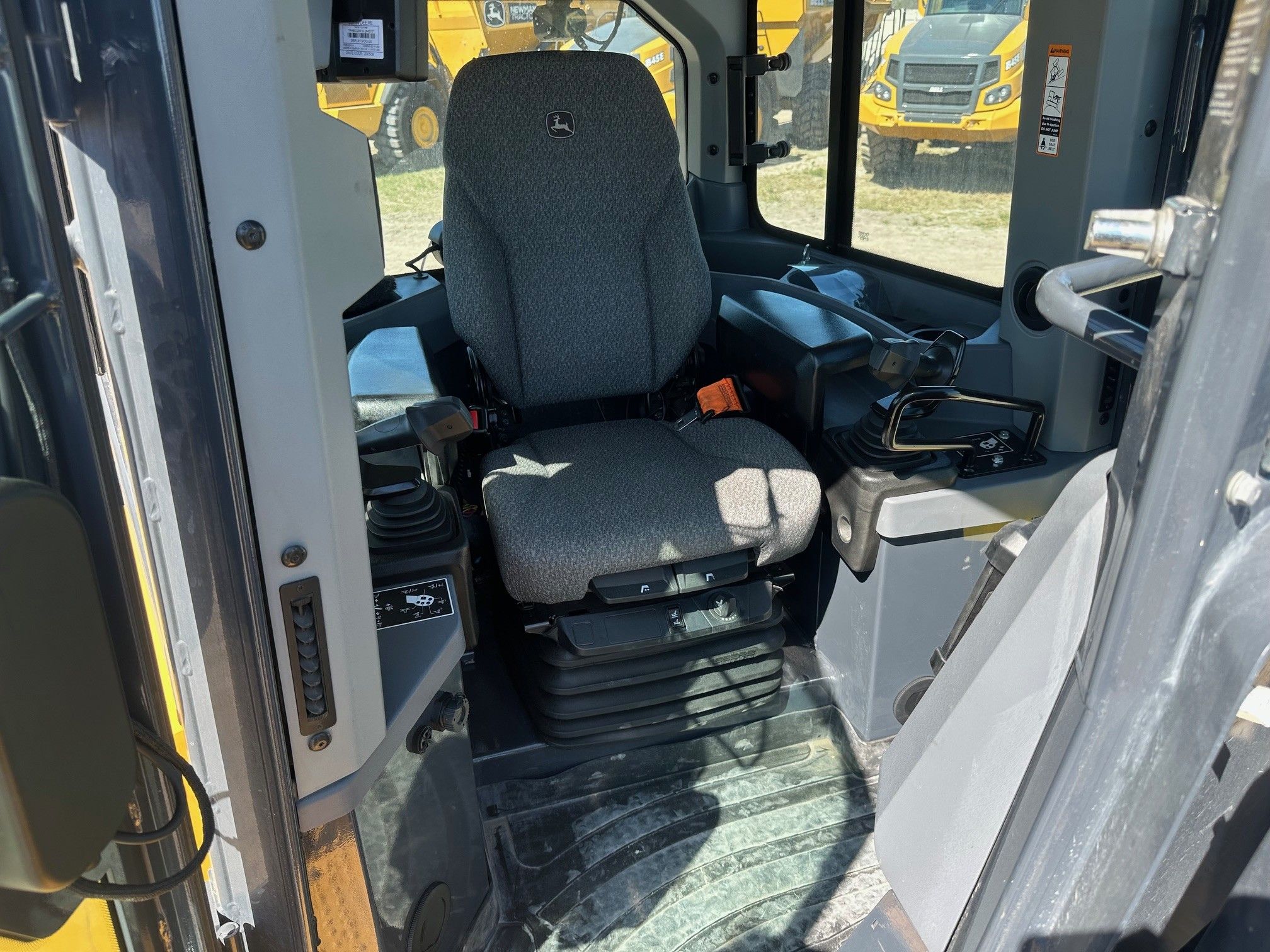 2023 JOHN DEERE 850L WLT Photo 7 Thumbnail