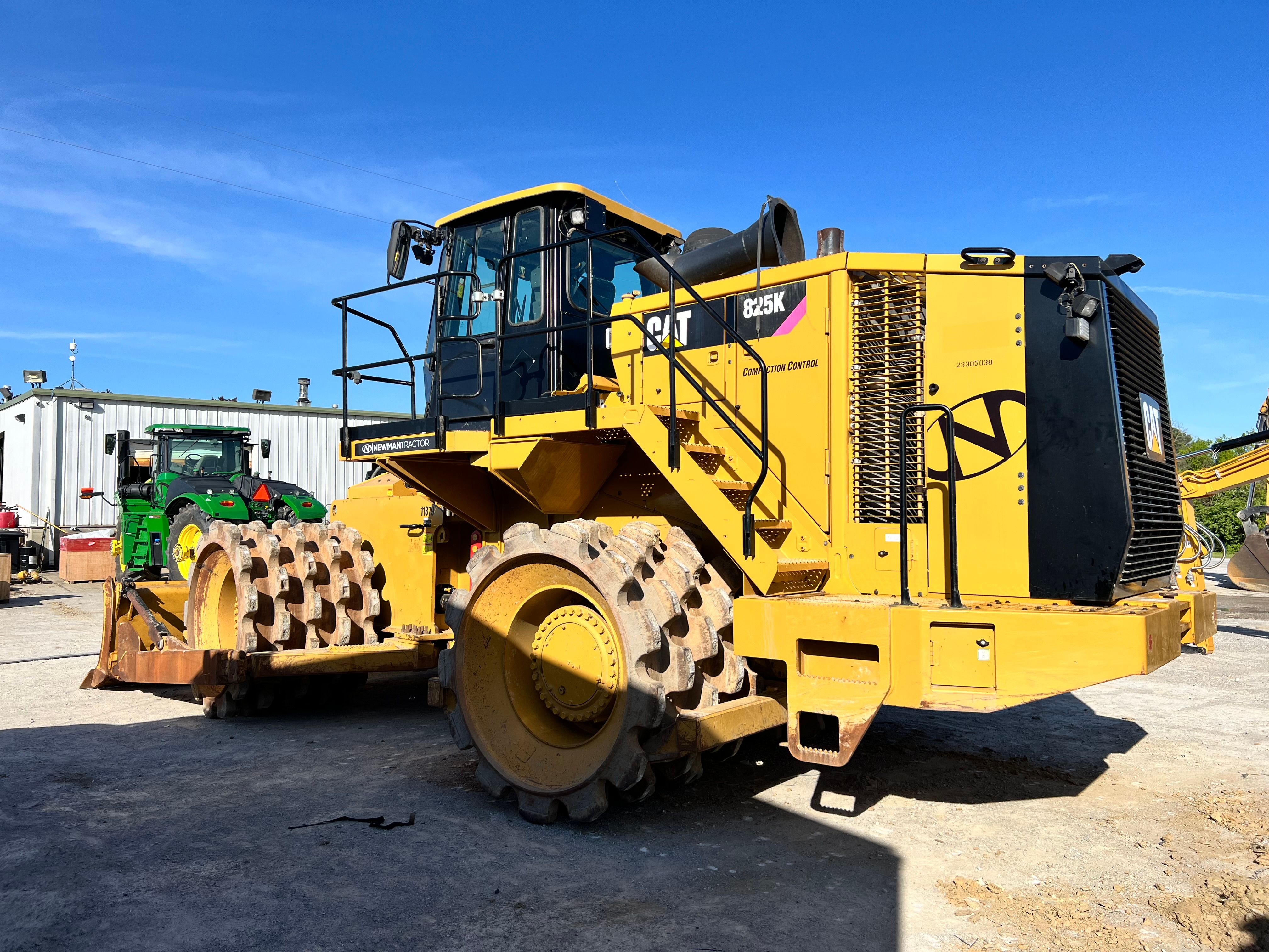 2019 CAT 825K Photo 1 Thumbnail