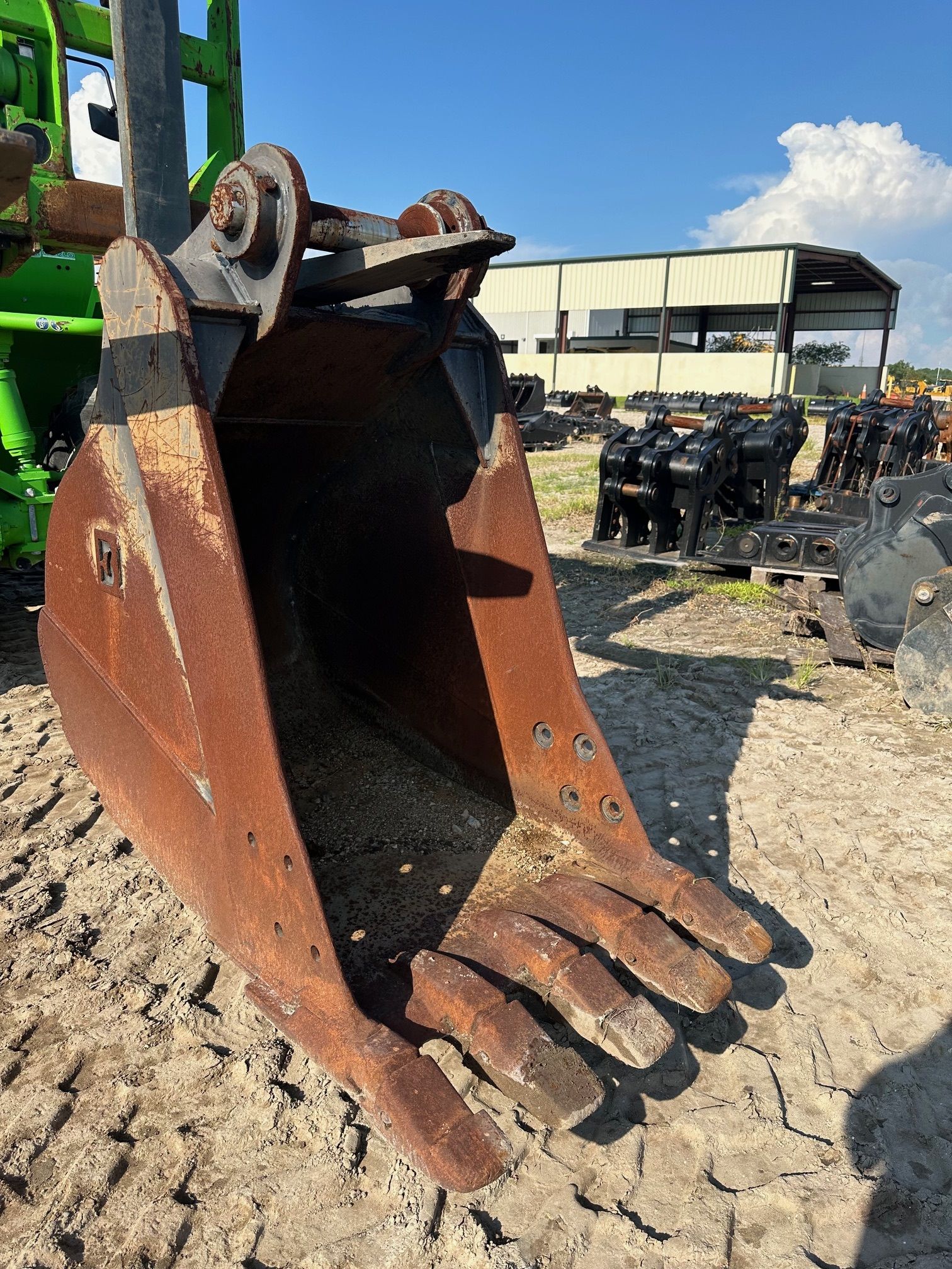 36" BUCKET FOR SY215C Photo 1 Thumbnail