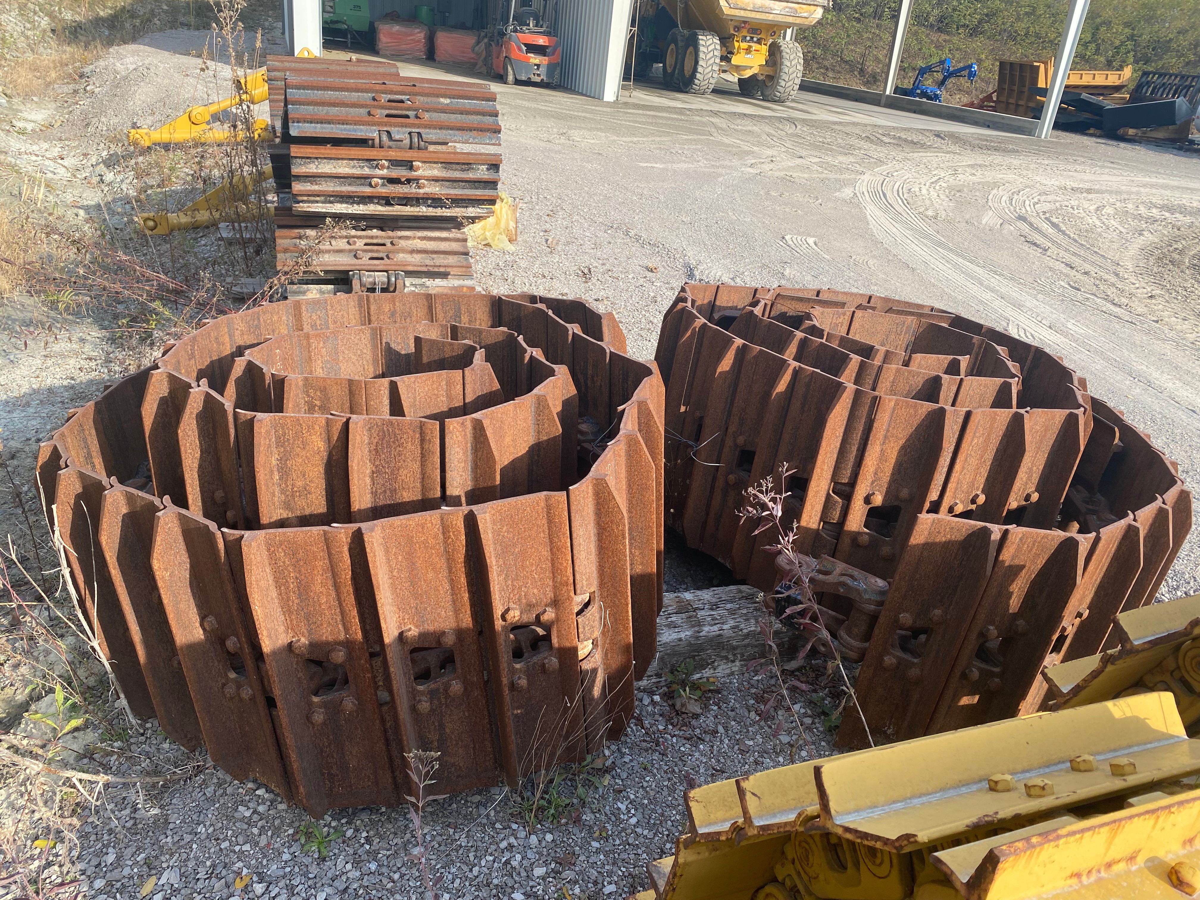 28" SINGLE GROUSER TRACK GROUP (330D) V-TRAC BRAND Photo 2 Thumbnail