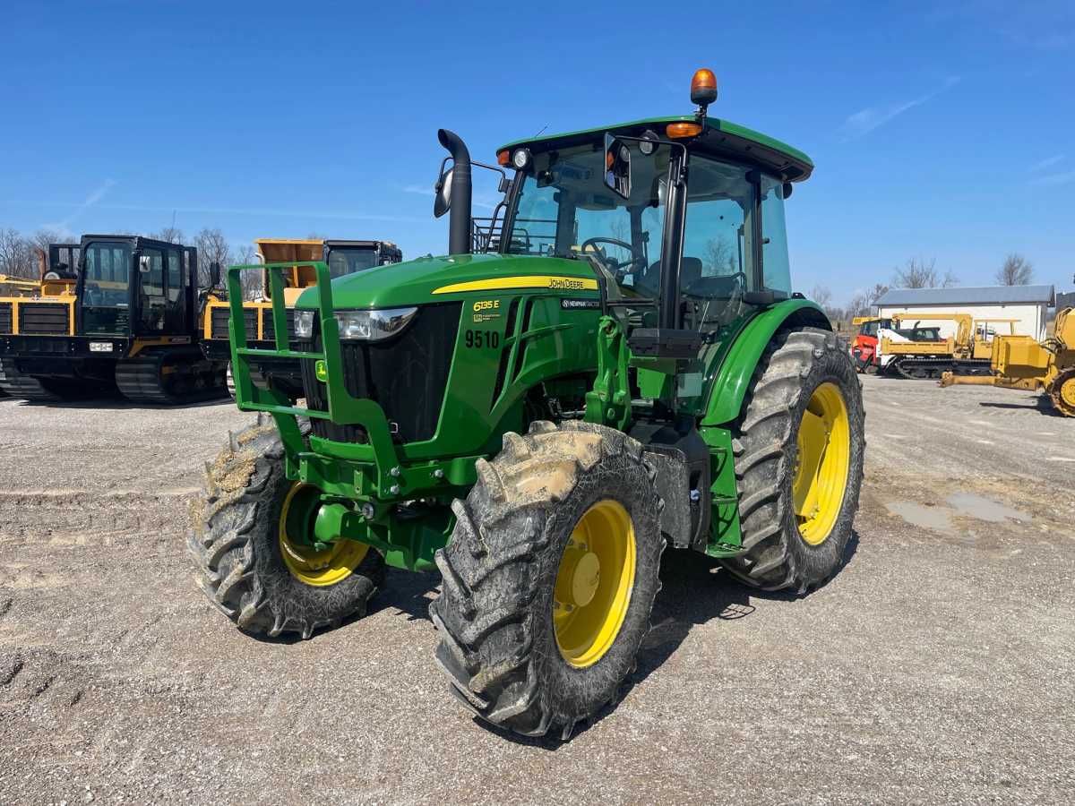 2020 JOHN DEERE 6135E Photo 1