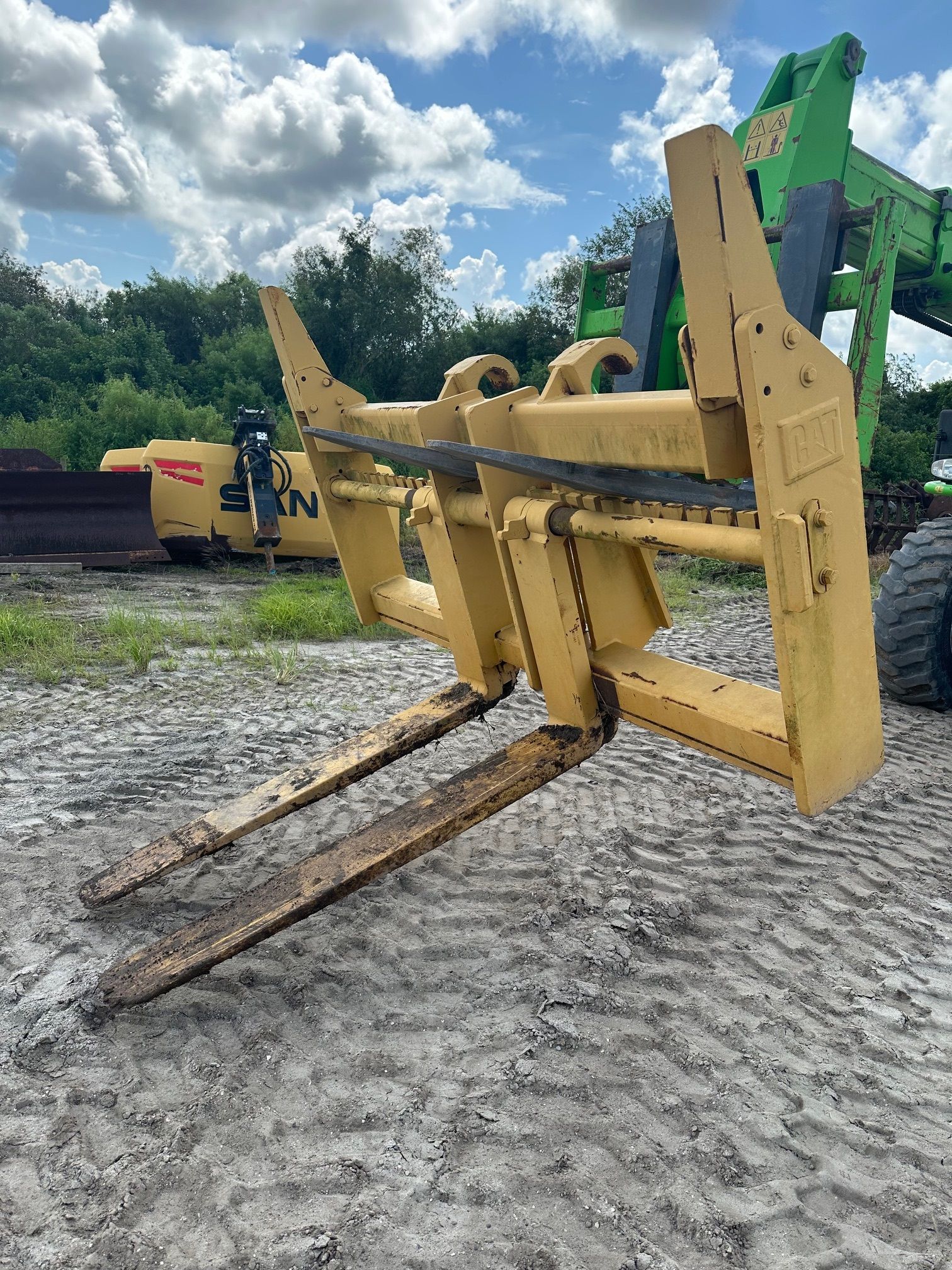 57" FORKS FOR 950H WHEEL LOADER Photo 1 Thumbnail
