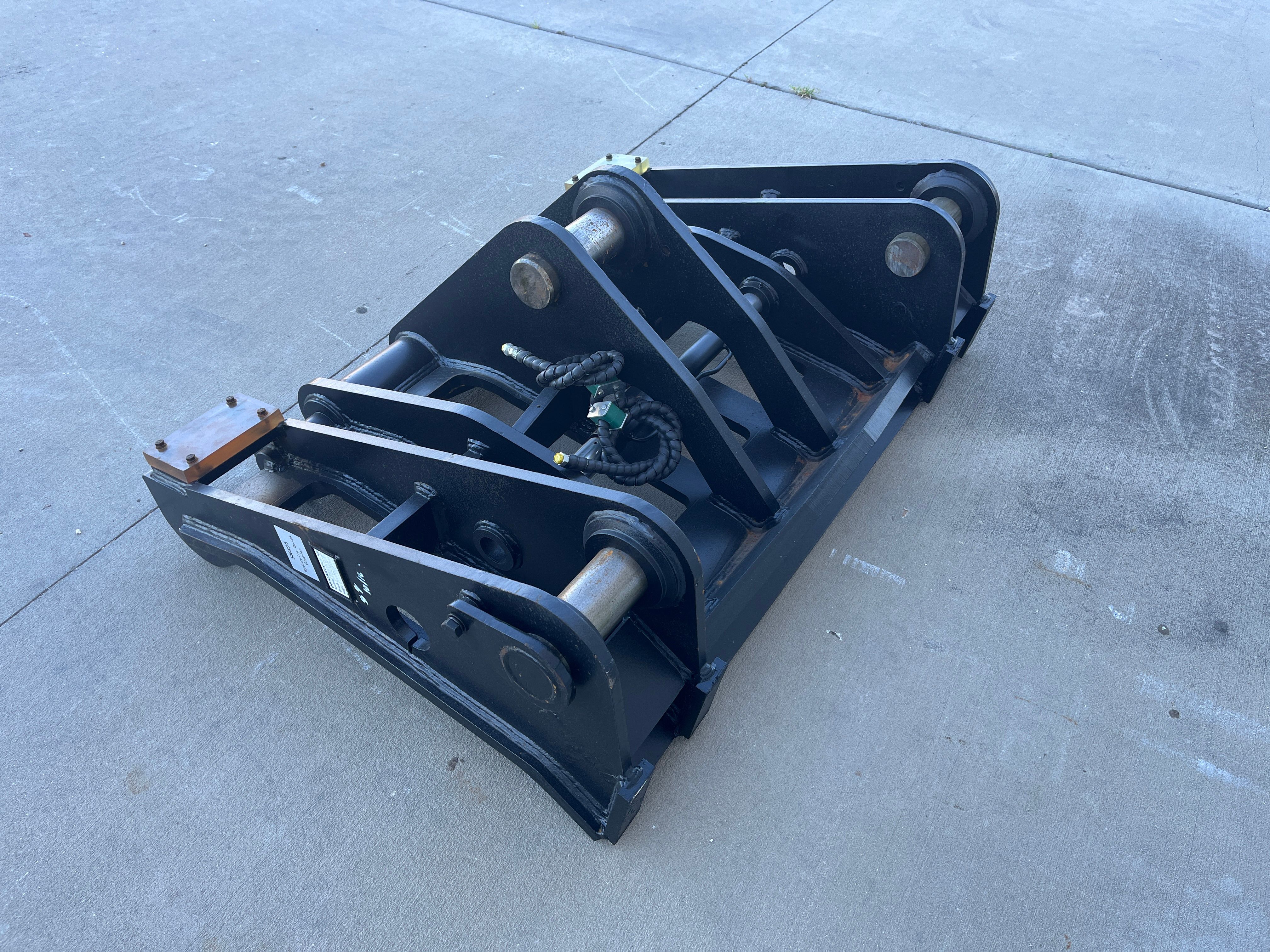 HYDRAULIC QUICK COUPLER FOR SW405K Photo 1 Thumbnail