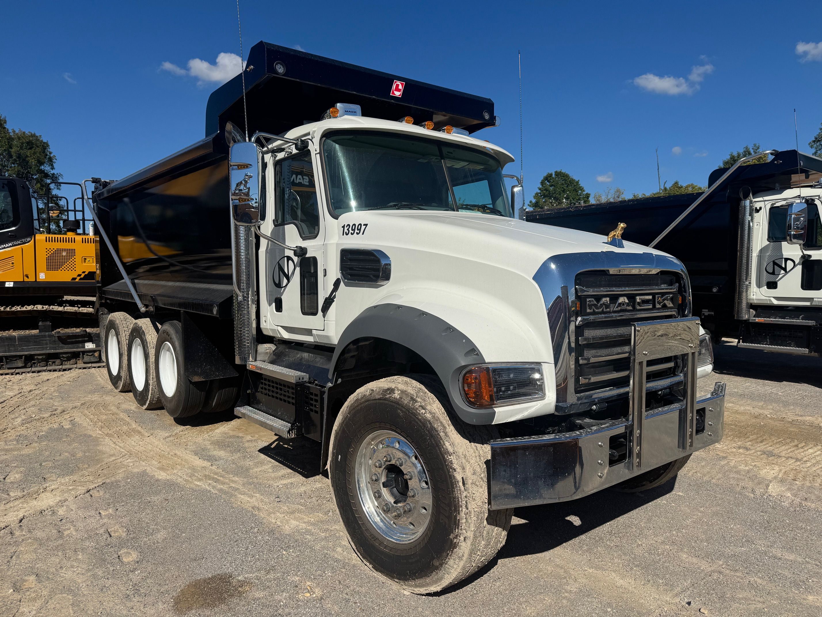 2025 MACK GR64F Photo 4 Thumbnail