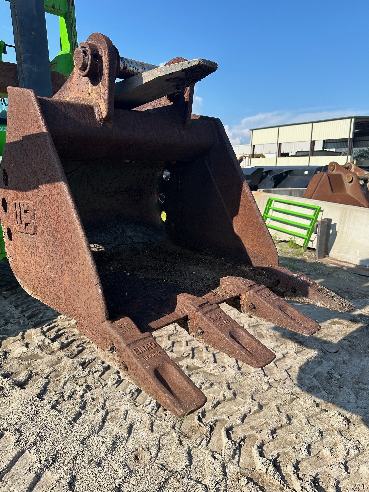 USED HYUNDAI 290LC-7A EXCAVATOR BUCKET Photo 1 Thumbnail