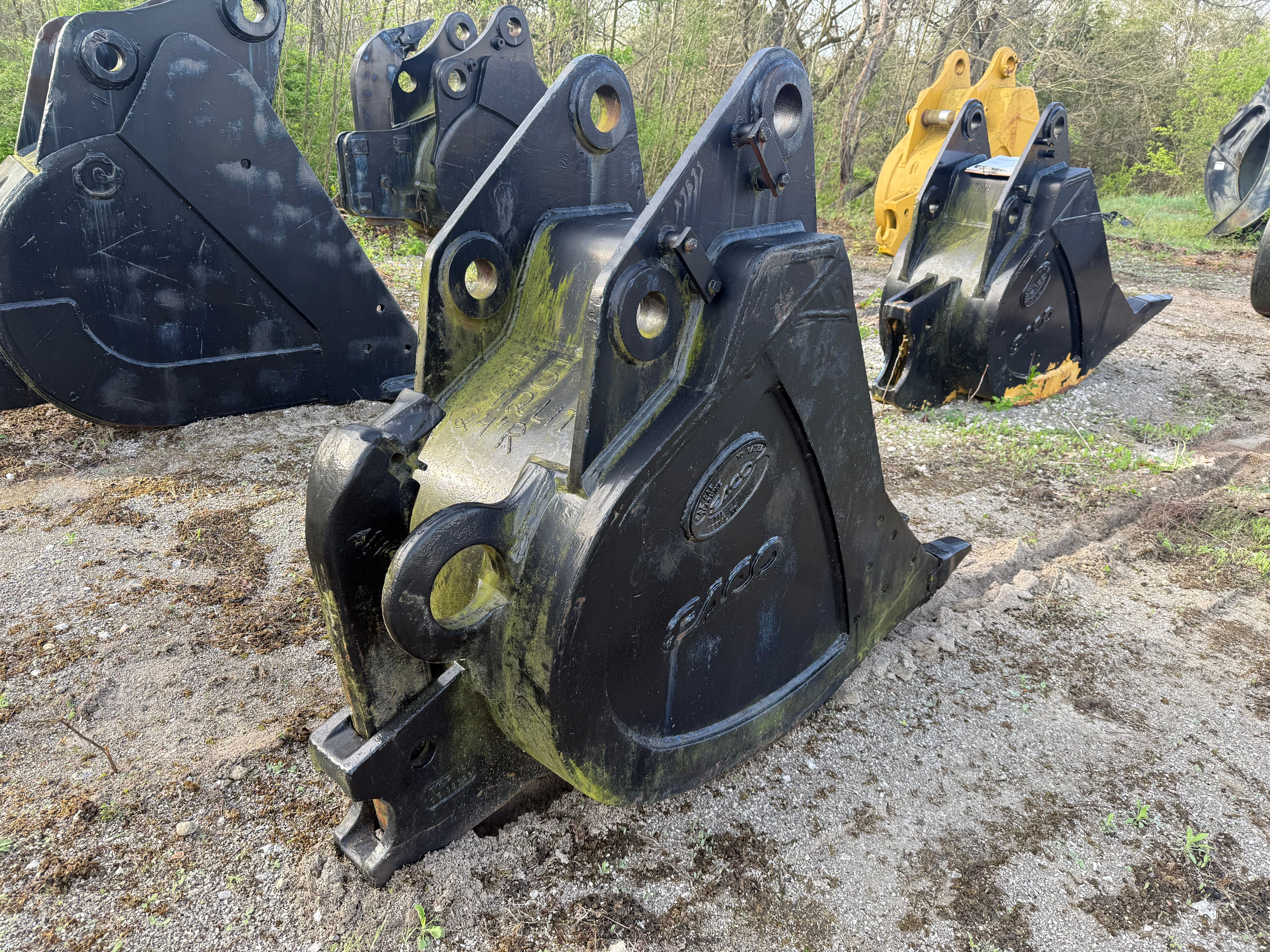 25" EXCAVATOR BUCKET W/RIPPER Photo 2 Thumbnail