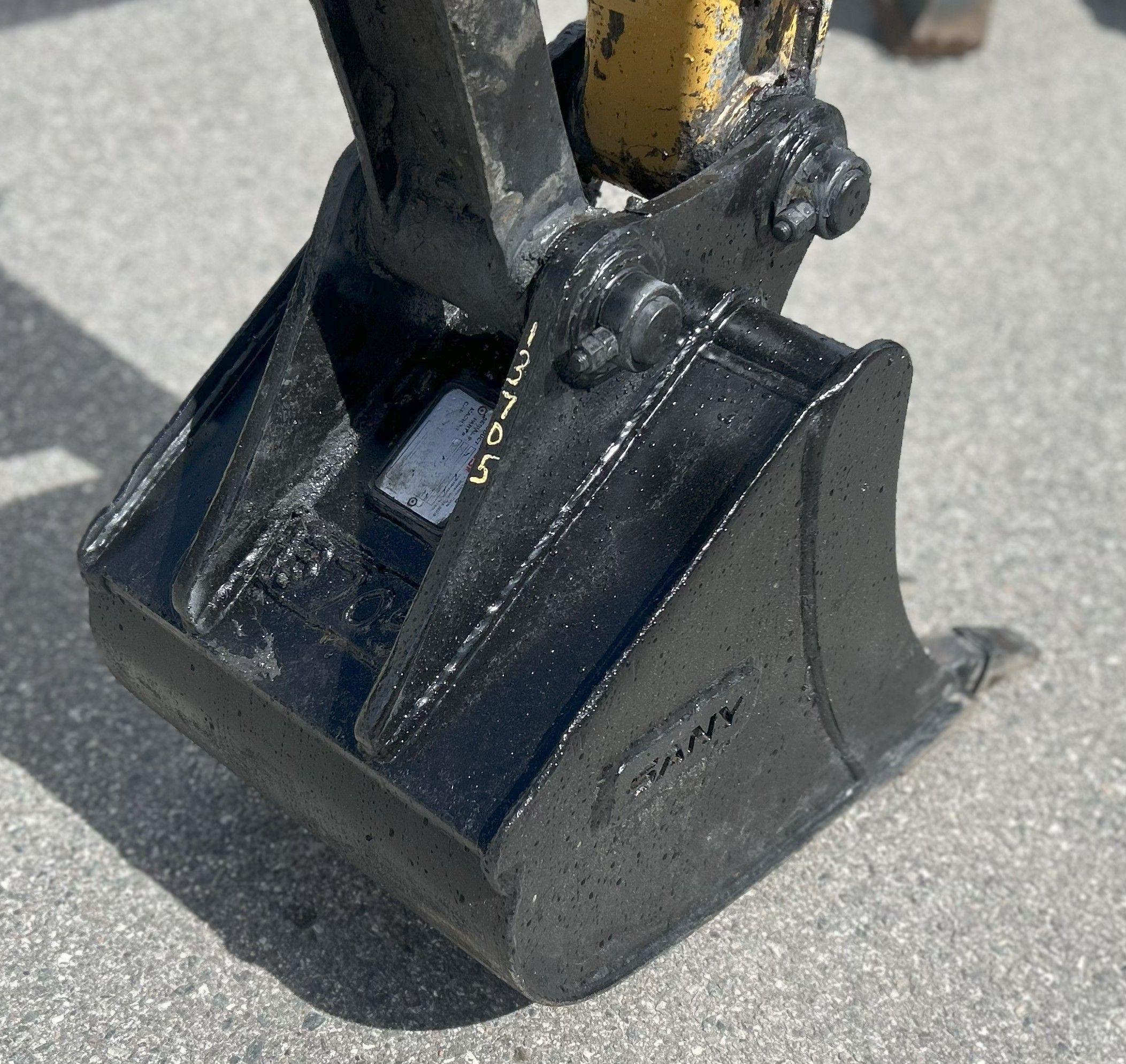 18" BUCKET FOR SY35U-QUICK HITCH Photo 4 Thumbnail