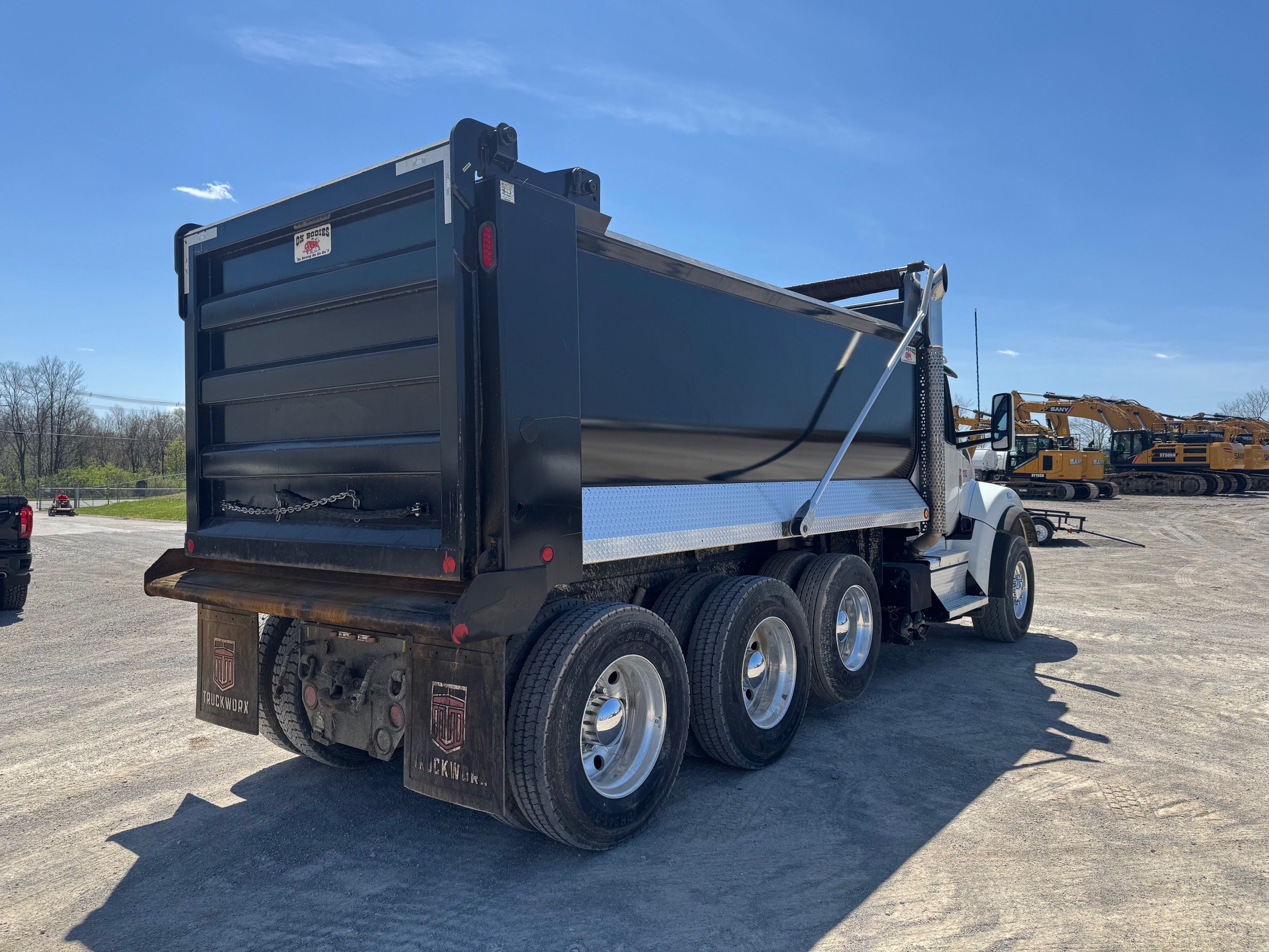 2024 KENWORTH T880 DUMP Photo 3 Thumbnail