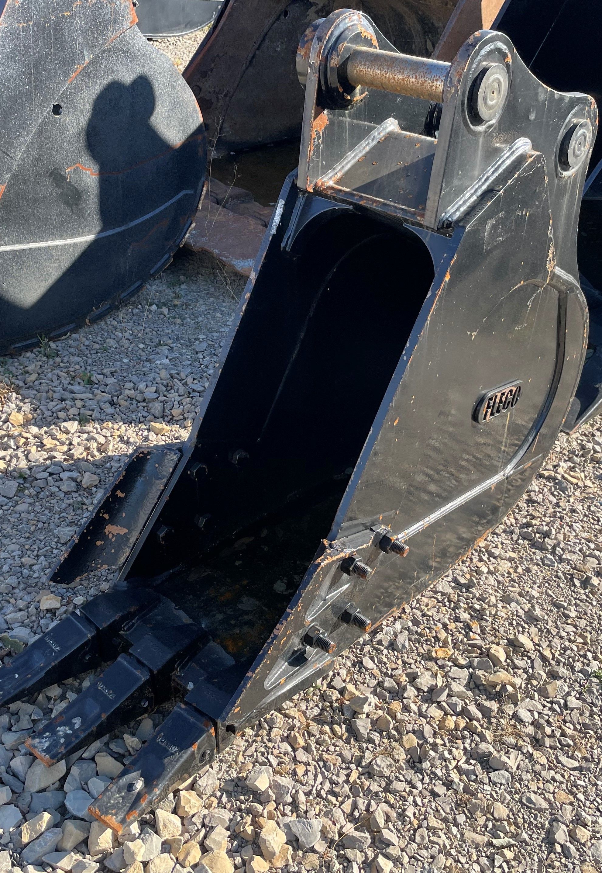 18" BUCKET FOR SY155U Photo 1 Thumbnail