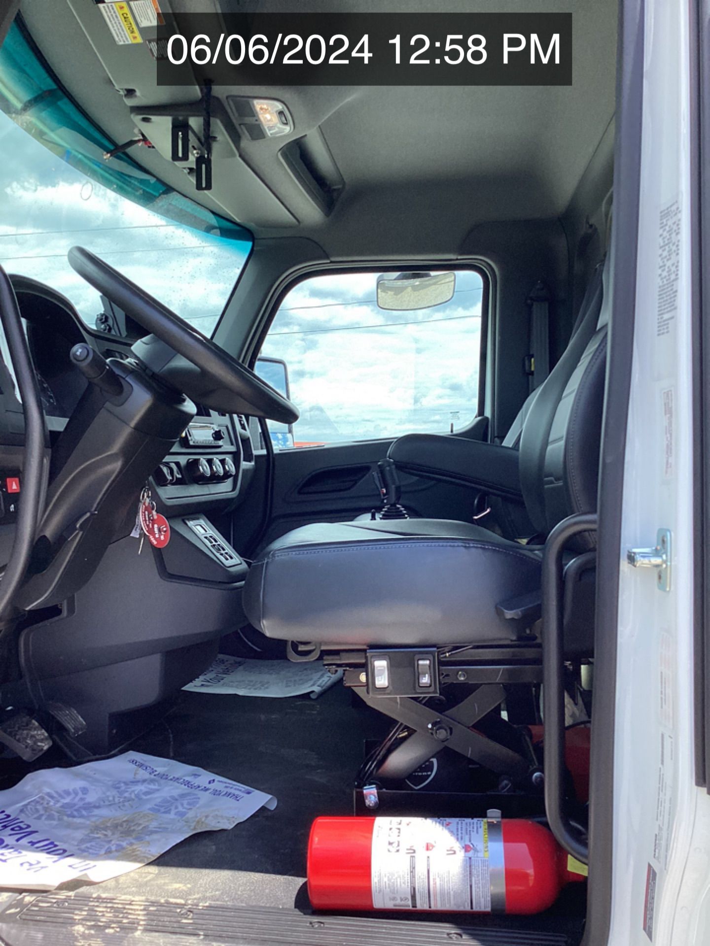 2025 PETERBILT 548 WATER Photo 14 Thumbnail