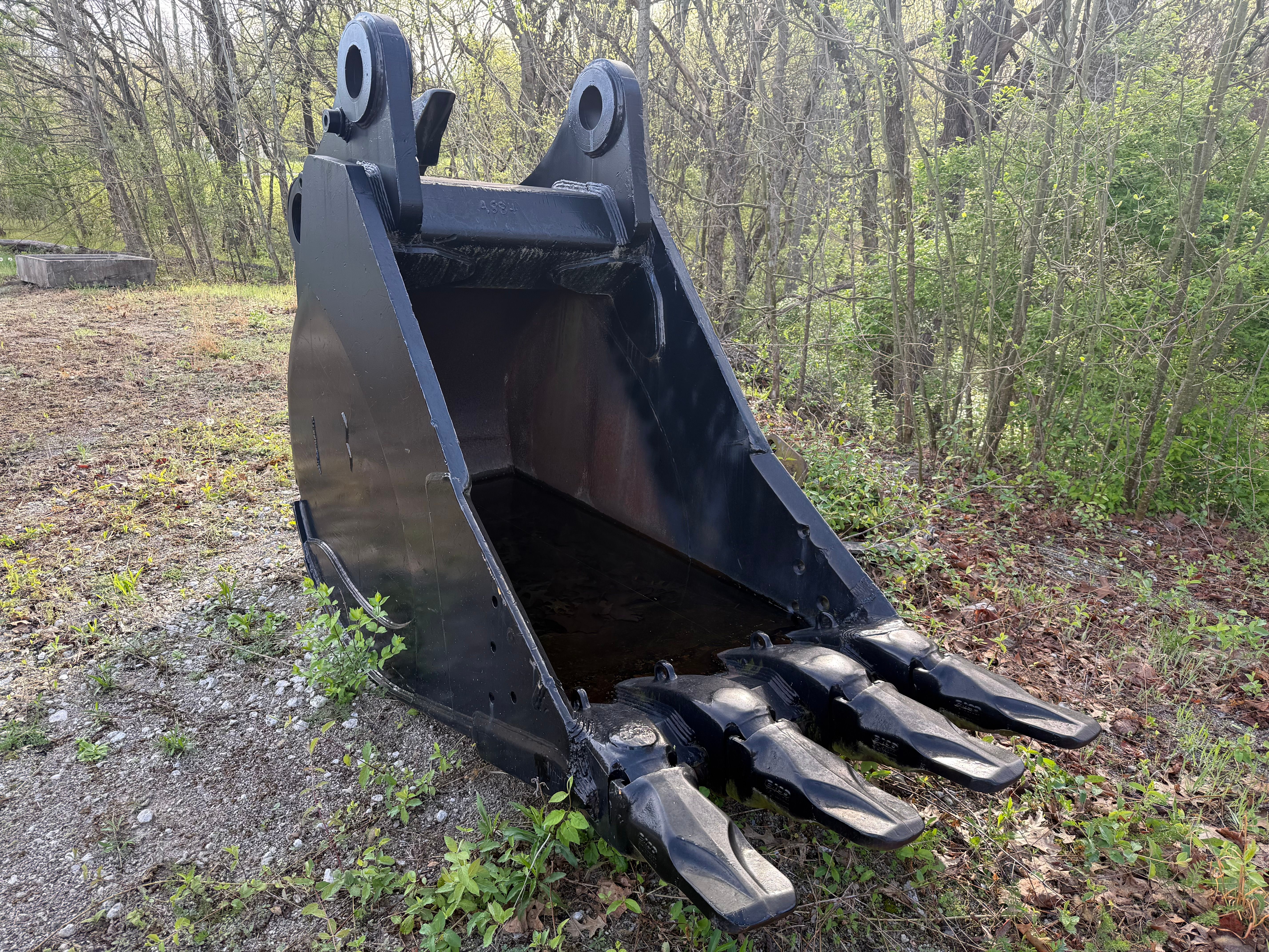 42" EXCAVATOR BUCKET W/Ripper Photo 1 Thumbnail