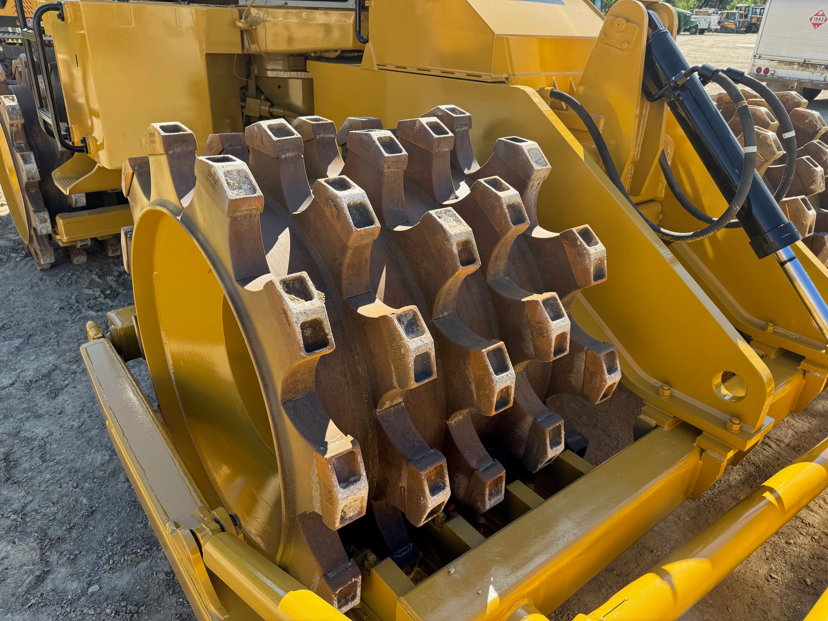 2006 CAT 815F Photo 7 Thumbnail