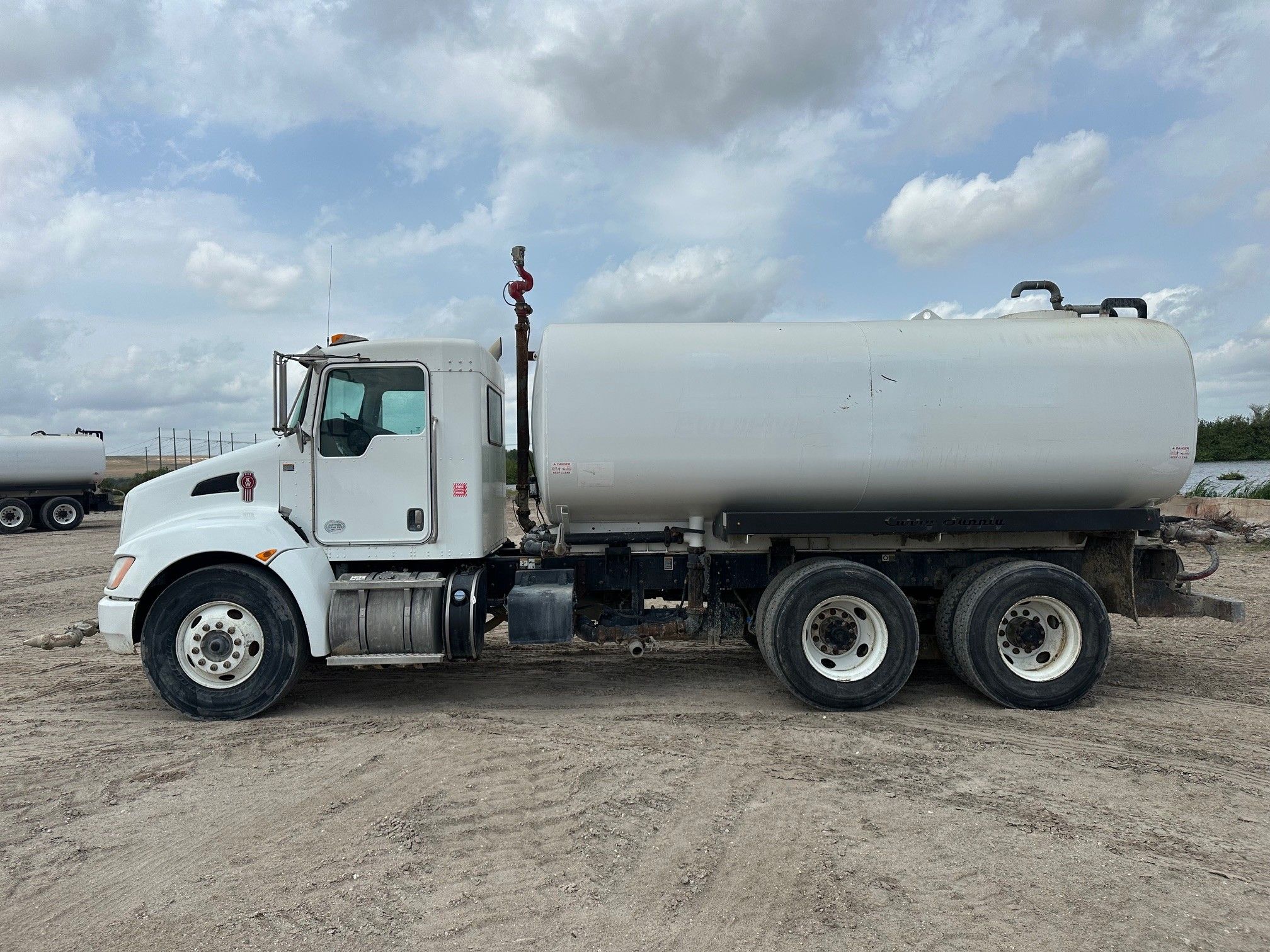 2019 KENWORTH T370 WATER Photo 2 Thumbnail