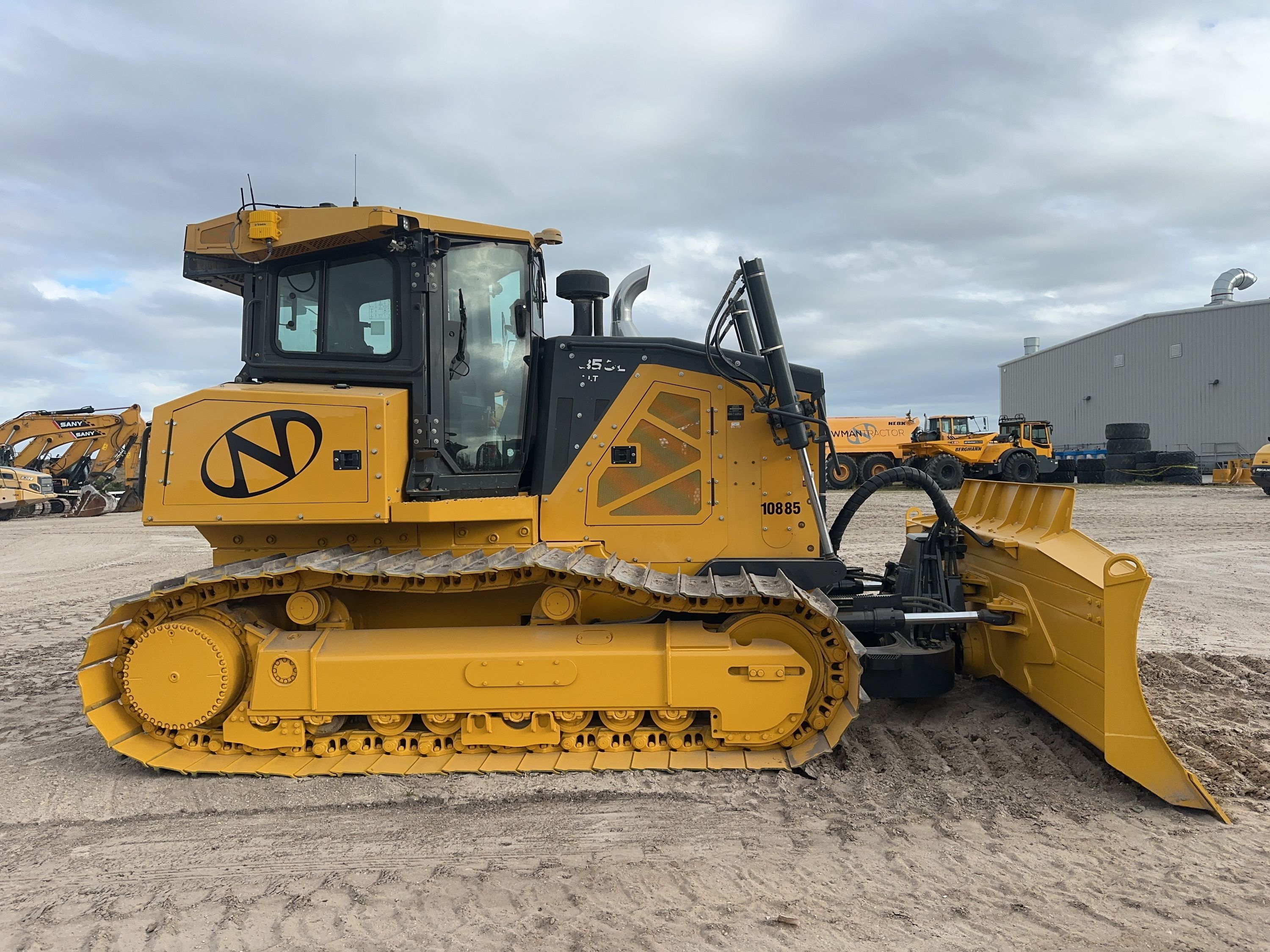 2023 JOHN DEERE 850L WLT Photo 2 Thumbnail