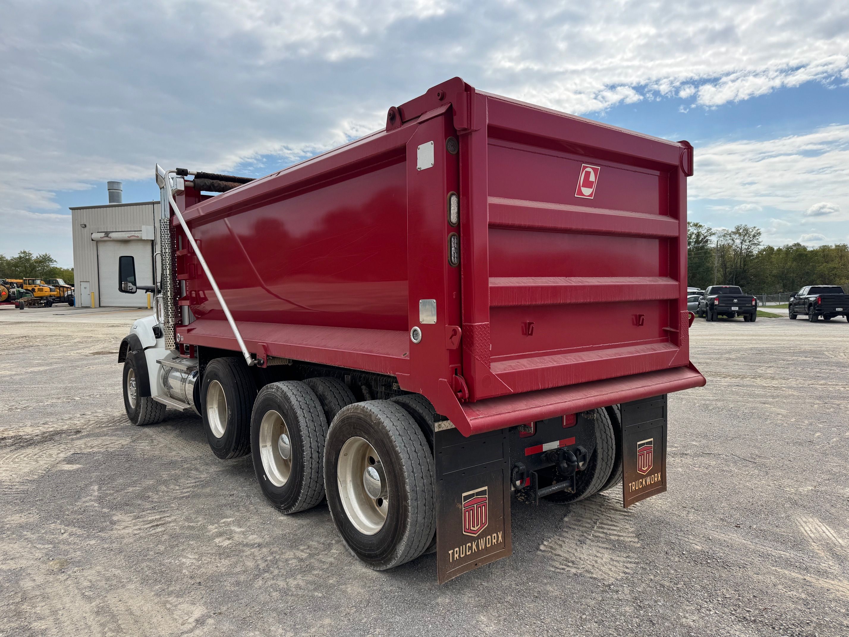 2025 KENWORTH T880 DUMP Photo 2 Thumbnail