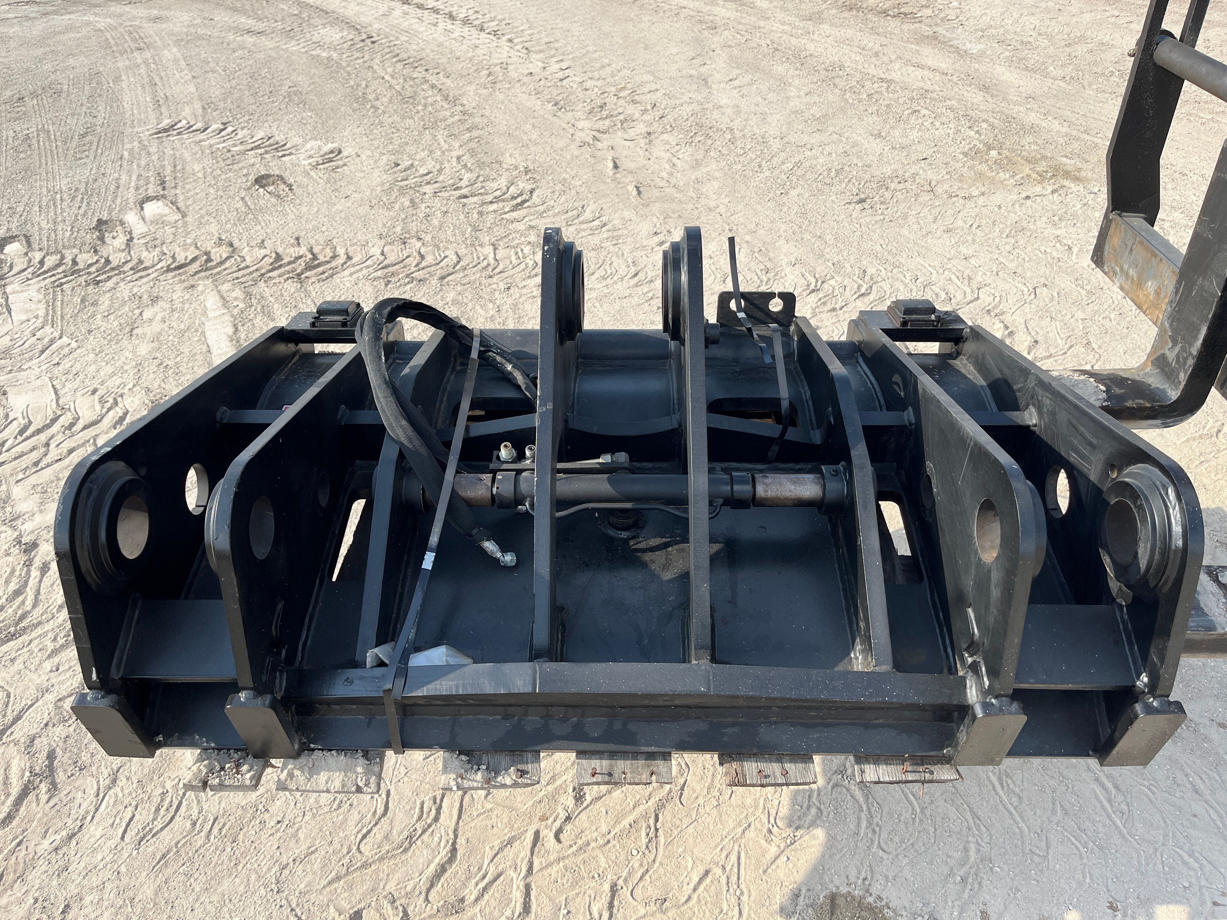 HYDRAULIC QUICK COUPLER FOR SW405K Photo 2 Thumbnail