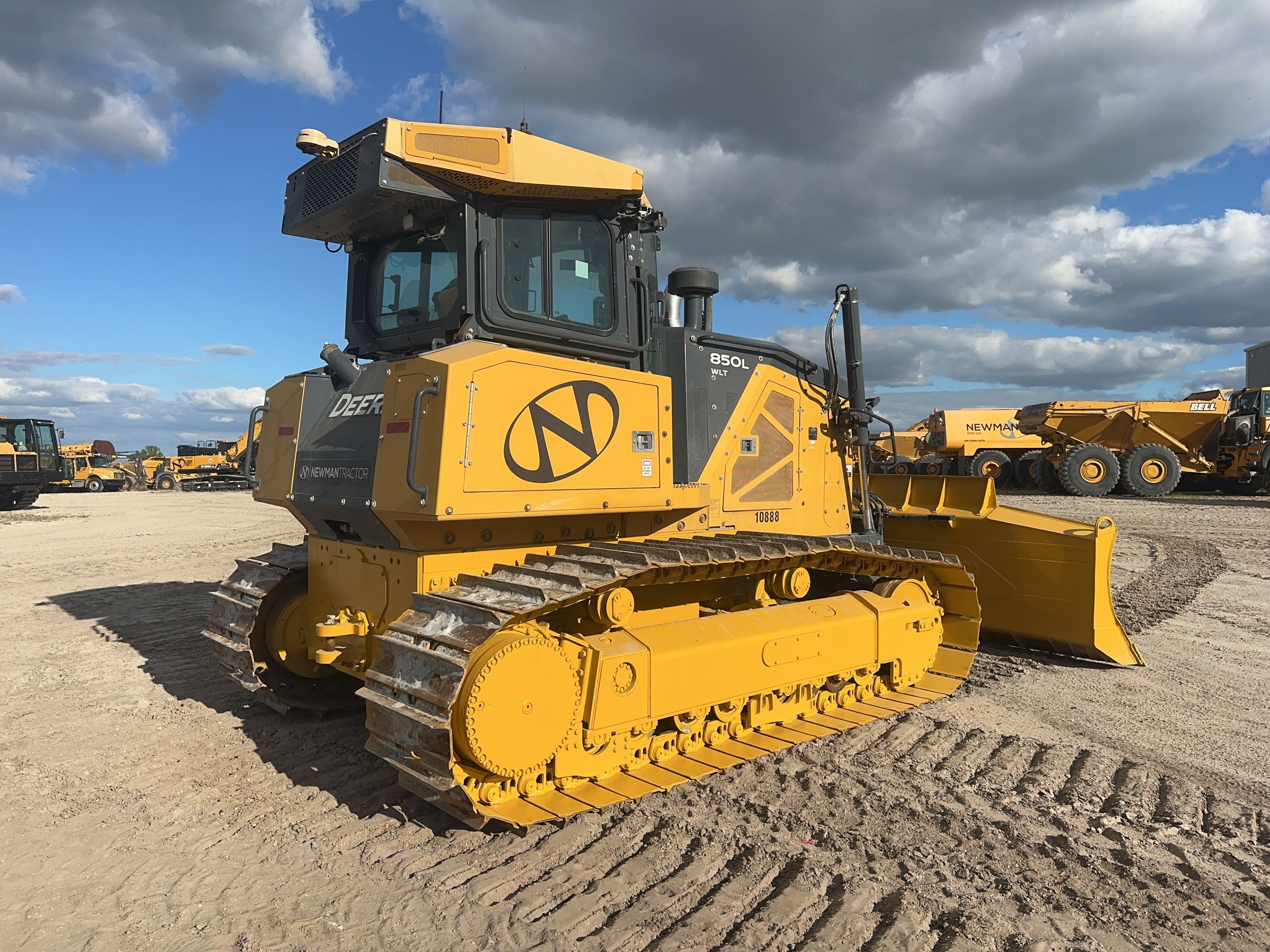 2023 JOHN DEERE 850L WLT Photo 3 Thumbnail