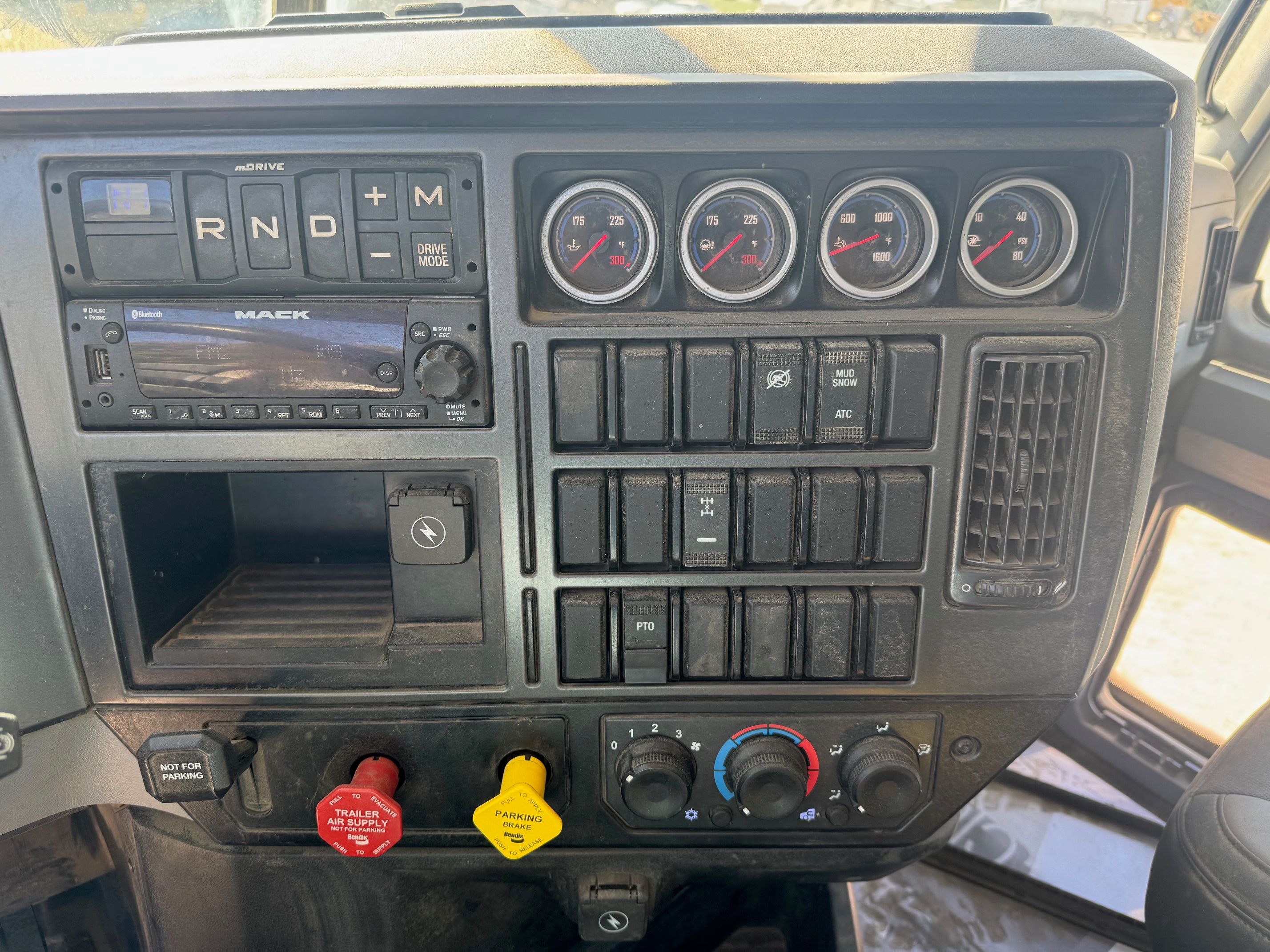 2024 MACK GR64F Photo 6 Thumbnail